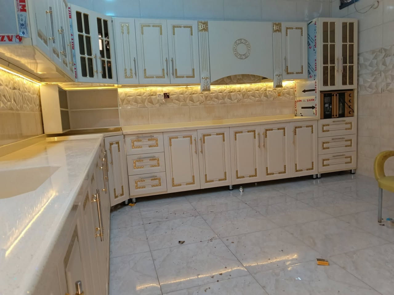 1. الخيار العصري (يركز على القوة والجمال)
​العنوان: الفخامة اللي تدوم.. والجمال اللي يبهر! ✨
ليش تحتار بين الشكل والمتانة؟ كاونتراتنا الجديدة تجمع لك أحلى التصاميم الخارجية بمادة الـ HDF الراقية، مع هيكل داخلي من الألمنيوم الصافي.
​✅ الخارج: مظهر خشبي عصري وألوان تناسب ذوقك.
​✅ الداخل: مقاومة تامة للرطوبة، الماء، والحشرات.
​✅ النتيجة: مطبخ يعيش عمر ويظل كأنه جديد.
✅​كل هذا وبعرض التخفيض 25٪
المتر 450الف ويشمل متر ارضي ومتر ملحق ومتر كوارتز طبيعي⚡
مرشحة هدية مع المطبخ اذا كان القياس اكثر من 10امتار👉🏼💯
حوض يسل ستيل مقاوم للماء👍🏼
خلصنة. اكيد لا😁
اذا ماعندك كزامة احذية راح تجيك وحدة هم هدية بعد شتريدون اكثر 😐🤩
للتواصل والاستفسار راسلونا 
على الرقم التالي/***********
او الاتصال..***********
