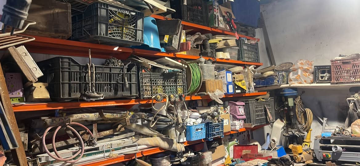 مواد انشائيه و عدد يدويه جديده ومستخدمه للبيع عنوان البصره القديمه ***********
