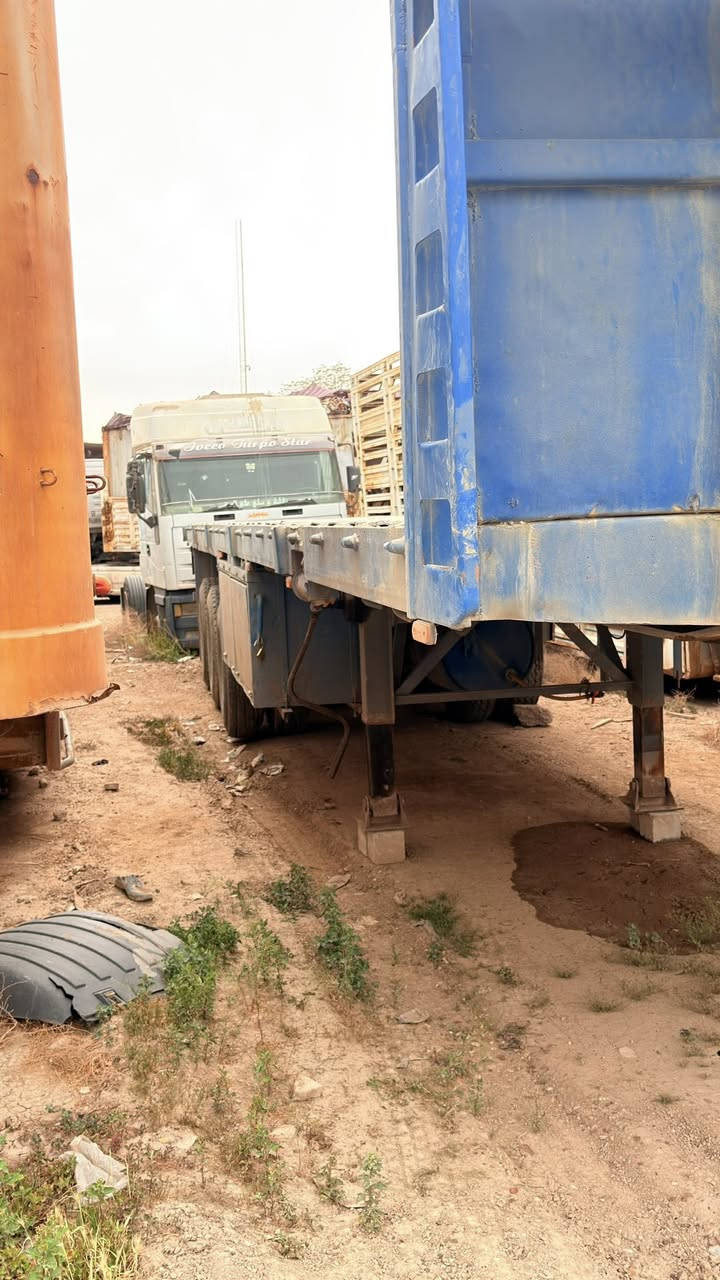 السلام عليكم 
اخوان عربانه عدد 2 للبيع 

الأولى طولها.   13,60 متر اسكندريه لون اصفر
3 محور صيني 16  بدون تاير وبدون ويل 
السعر.  : 85 ورقه 

الثانيه طولها   12,50 متر استندر بلوم هورت لون ازرق
3 محور صيني 16  بدون تاير وبدون ويل 
السعر. :  75 ورقه 

العنوان : بغداد أبي غريب 
رقم الهاتف : ***********
