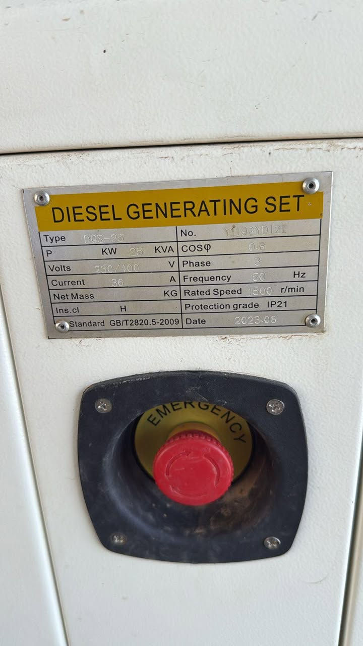 مولدة للبيع  ( 25 كي في ) كاتم مشتغلة 100 ساعة فقط بعده دهن المحرك مال شركة ما مبدل بمعنى جديدة  البيع بسبب ربط  منظومة طاقة شمسية و موجودة في الفلوجة بمزرعة و المولد جيد جدا ومعاها خزان الكاز 
سعر البيع 4 ملايين ونص مع خزان الكاز 

علما ان الجديدة سعر الشراء 6 ملايين وسبعمائة وخمسون مع الخزان    
***********
