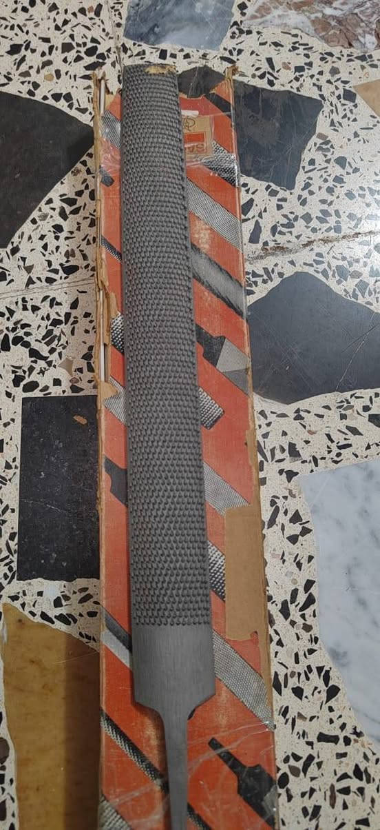 عندي كميه جمله اومفرد ساندي فيك سويدي اصلي مبرد؛ نجاري حجم 14انج نص امدور للبيع *********** بي وتساب يوجد توصيل
