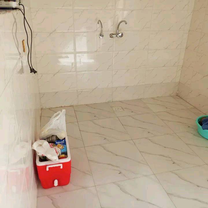 بيت للبيع مستعجل مستعجل بي مجال للشراي الصدك 35 وبي مجال 
بيت للبيع مستعجل وسعر مناسب 35 وبي مجال للشراي 

بيت للبيع

يحتوي على غرفة  وصاله ومطبخ و صحيات عدد 1
يحتوي ميزانية كهرباء وخط سحب مولد ذهبي وسخان كامل

محمد  ***********

متواجد واتساب ،

عنوان مجمع سيد اسماعيل

كربلاء مجمع سيد اسماعيل السكني بيت للبيع مساحة 50 متر  سند 25 قرار محكمة يم عمود ١٤٣ خدمات كامله ماي مجاري كهرباء تبليط ويجود فيه ميزانية كهرباء 

للاستفسار واتس او اتصال متواجد 24 ساعة 

***********
#للجميع
البيت شكد عدد الطوابق؟ وهل بيه سطح أو حوش أو كراج؟: 
طابق واحد
شنو الحالة الإنشائية والعمر التقريبي للبيت؟ يعني جديد لو مستخدم من فترة، وبي أي ملاحظات أو نواقص؟: 
بيت جديد 
السند 25 وقرار المحكمة: ممكن توضح إذا المعاملة جاهزة للبيع مباشرة لو بيها أي قيود/مراجعات؟: 
سند 25 ما بيها قيود 
السعر 35 مليون: نهائي لو بيه قابلية للمساومة؟ وإذا أكو دفعة/تسليم شلون؟: 
بي مجال 
وين موقع البيت بالضبط بمجمع سيد اسماعيل؟ قريب من أي عمود أو معلم حتى يسهل على الزبون يوصل؟: 
البوابة الاولى فرع السابع 