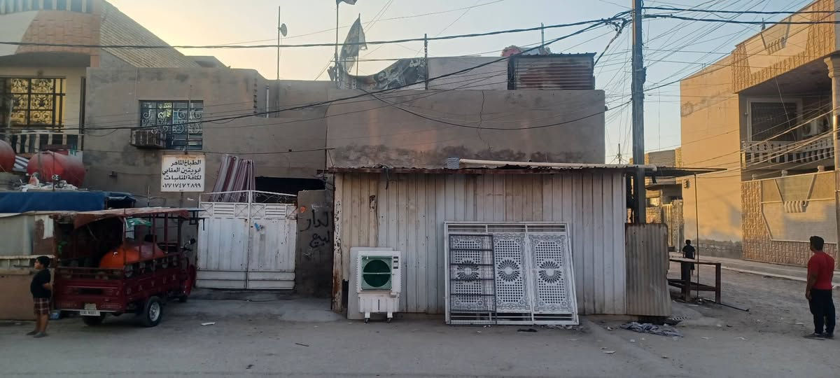 ​🛑 دار سكنية للبيع (طابو ملك صرف) - موقع ركن مميز 🛑
الموقع والمواصفات العامة:حي طارق وسط شارع 15
​نوع العقار: دار سكنية طابقين (ركن).
​سند العقار: طابو ملك صرف (تحويل مباشر).
​المساحة الإجمالية: 220 متر مربع.
​الأبعاد: الواجهة 14.5 متر × النزال 15 متر.
​📋 تفاصيل وتقسيم الدار:
​يتميز البيت بمساحة واسعة وتوزيع ممتاز للغرف والمرافق:
​🛌 غرف النوم: 8 غرف واسعة.
​🛋️ صالات الجلوس: 2 صالة داخلية.
​🚪 الاستقبال: غرفه استقبال مخصصة للضيوف.
​🍳 المطابخ: 2 مطبخ.
​🚿 الصحيات: 4 حمامات ومرافق صحية متوزعة على الطوابق.
​💰 السعر:
​السعر المطلوب: 225 مليون دينار عراقي.
​📞 للاستفسار والتواصل:
​للمزيد من المعلومات أو لتنسيق موعد لمعاينة البيت، يرجى الاتصال مباشرة على الرقم:
📱 ***********

ادمن وافق يرحم والديك 🌹

