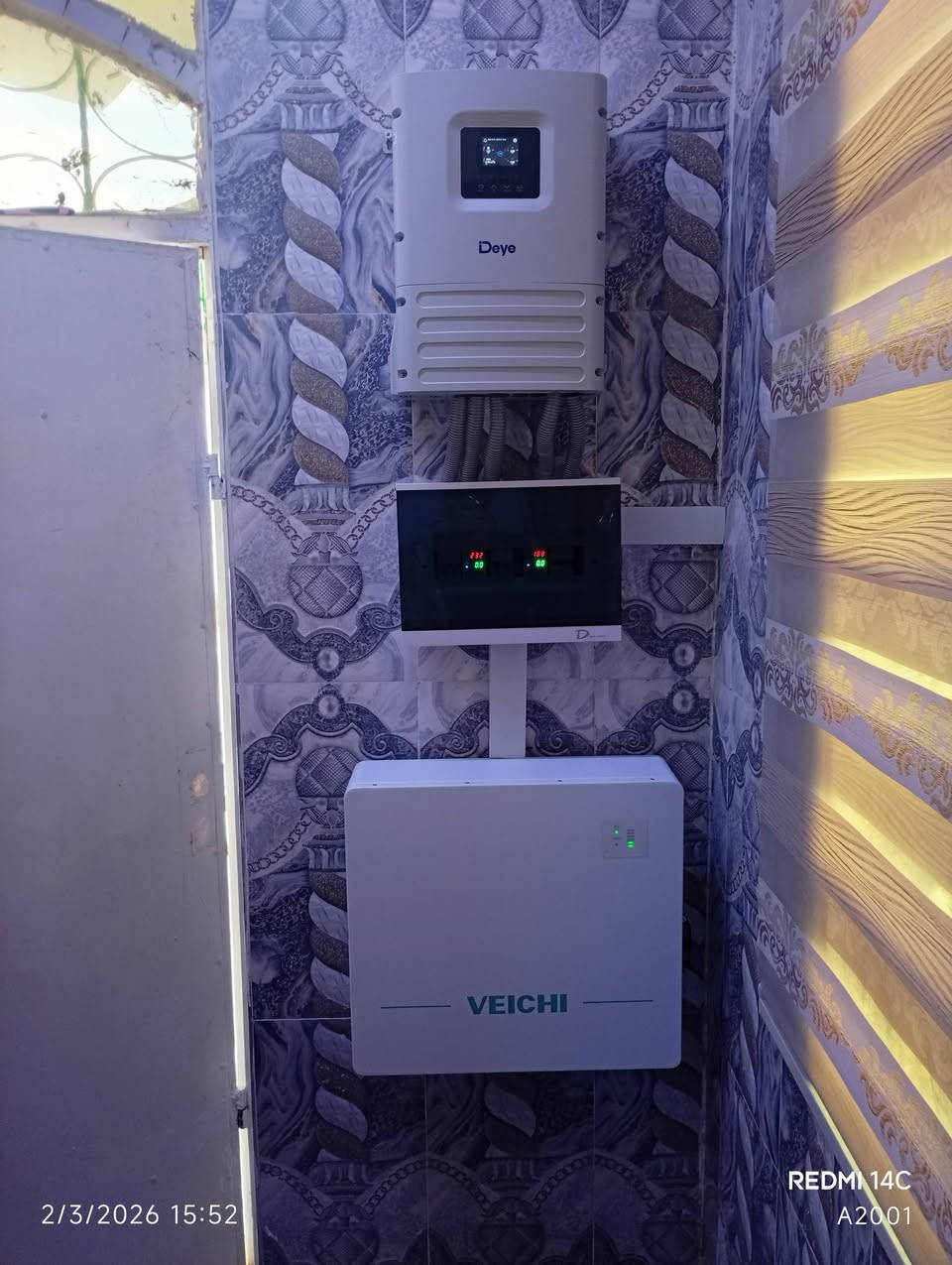 منضومات شمسيه بضمان انفلتر وبطارية ليثيوم 10 سنوات
#المصداقيه_اساس_النجاح
شركة الابداع التقني للطاقة الشمسيه  المتجددة بكوالتي ومواد عالية الجودة  _اخـــتـــيارك_الأمـــــثل

تم بحمد الله تنصيب منضومة
 
#الجدعه

#الاخ_ابو_عهد

#10امبير_نهاري 
#6_امبير_ليلي 

4.✅بطاريات ( VEHICLE)ضمان 10 سنوات 
عمر أطول وأكثر أمانًا
فوسفات الحديد الليثيوم من الدرجة A+ من EVE.
نظام إدارة البطارية مع حماية متعددة المستويات.
2. ✅سهل التركيب والاستخدام
التطبيقات: السكنية، والتجارية، والصناعية، والأنظمة خارج الشبكة، والربط بالشبكة، والاستهلاك الذاتي.
متوافق مع جميع محولات الجهد 48 فولت التي تدعم بطاريات فوسفات الحديد الليثيوم (LFP).
3.✅ مرن وقابل للتوسيع
تصل سعة الطاقة للنظام إلى 229 كيلوواط ساعة، وذلك عند تشغيل ما يصل إلى 16 وحدة بالتوازي.

4.✅ الامتثال
UN38.3، MSDS، CE-ROHS، IEC-61000.

5.✅ كثافة طاقة أعلى
تشغل البطارية مساحة أقل وتبلغ كثافة الطاقة فيها 166 واط/ساعة لكل كيلوغرام.

انفرتر ديا (Deye) هو جهاز محول طاقة هجين ذكي يدمج وظائف الطاقة الشمسية وإدارة البطاريات وشبكة الكهرباء، يتميز بالمرونة في العمل On-Grid (متصل بالشبكة) أو Off-Grid (مستقل)، يدعم مصادر طاقة متعددة، ويوفر تحويلًا سريعًا للطاقة، مع شاشات لمس ومراقبة عن بعد وحماية متقدمة، مناسب للاستخدامات السكنية والتجارية لتوفير طاقة نظيفة ومستقرة، مع القدرة على تقسيم الأحمال وتوسعة النظام. 

✅إخراج موجة جيبية نقية.
✅ثلاثة أنواع من وضع الشحن.
✅نوعان من وضع إخراج التيار المتردد.
✅يعمل مع أو بدون بطارية.

✅الواح شمسية  سعة 615 واط وجهين بازبار16( لونجي)   #ضمان_15سنه_وتشغيل_30_سنه

 

🔆كادر مختص م̷ـــِْن المهنديسن بافضل وادق الاجهزة 

المكونات 👇
⭐️قواعد حديد مغلون 
⭐️اسلاك خاصة بالتيار المستمر DC 
⭐️اسلاك خاصة بالتيار المستمر DC
⭐️قواطع خاصة بالتيار المستمر DC 
⭐️توصيلات MC4 
⭐️اجهزة الحماية
ــــــــــــــــــــــــــــــــــــــ
علمآ شركتنا تعمل في جميع المحافظات 
ضمانات حقيقية 
صيانة مجانية 
#للتواصل والاستفسار اكثر يرجى الاتصال عبر الارقام التالية

آسيا *********** احمد

 
زين***********واتساب

‏‪كورك *********** 

#الوا  #بطاريات #انفيرتر #العراق #موصل #كوير #مخمور 
#بغداد #كركوك #الحويجة #الشرقاط #قراج #تلعفر #ربيعة
#ناحية_العباسي #الشورة #حمام_العليل #خبات #اسكي_موصل #كلك #كركوك #حي_النصر #ناحية_الشوره #ملا_عمر#وردك
