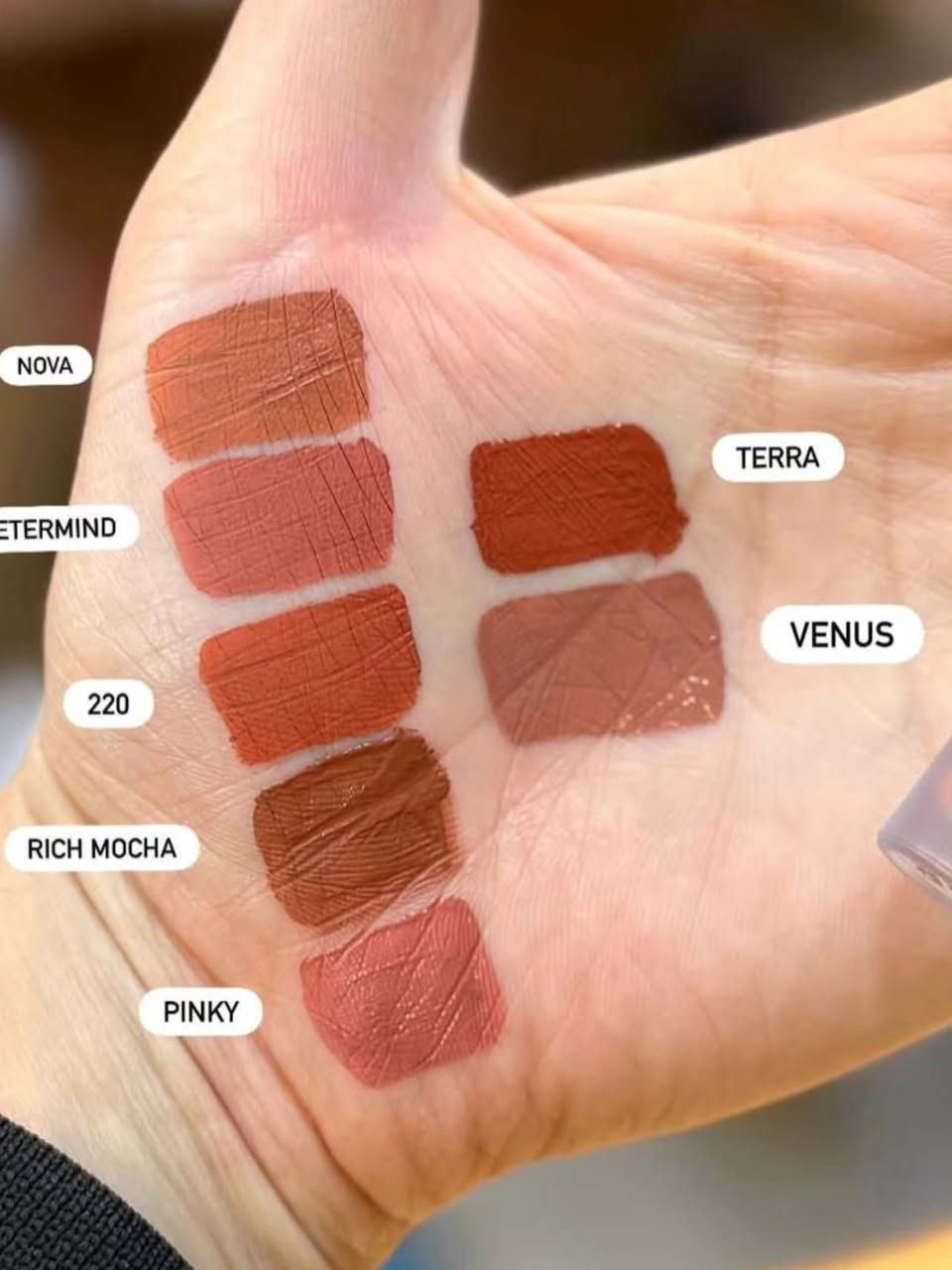 ✨ حُمرة فارمسي مات (Farmasi Matte Lipstick) ✨
اختيار مثالي للي تحب اللوك الناعم والأنيق بنفس الوقت 💄

✔️ لون ثابت يدوم لساعات
✔️ ملمس مات مخملي بدون ما ينشّف الشفايف
✔️ تغطية حلوة من أول تمريرة
✔️ مناسبة للاستخدام اليومي والمناسبات

درجاتها تناسب كل الأذواق، من النود الهادئ إلى الأحمر الجريء 😍
إذا تحبين اللوك المرتّب والبسيط، هاي الحُمرة راح تصير من المفضلات عندچ 🤍

شنو درجتچ المفضلة من فارمسي؟ 👄✨

السعر  6.000


**إذا كنت صاحب هذا الإعلان وتريد حذفه لأي سبب، رجاءا أرسل رسالة إلى الدعم الفني**