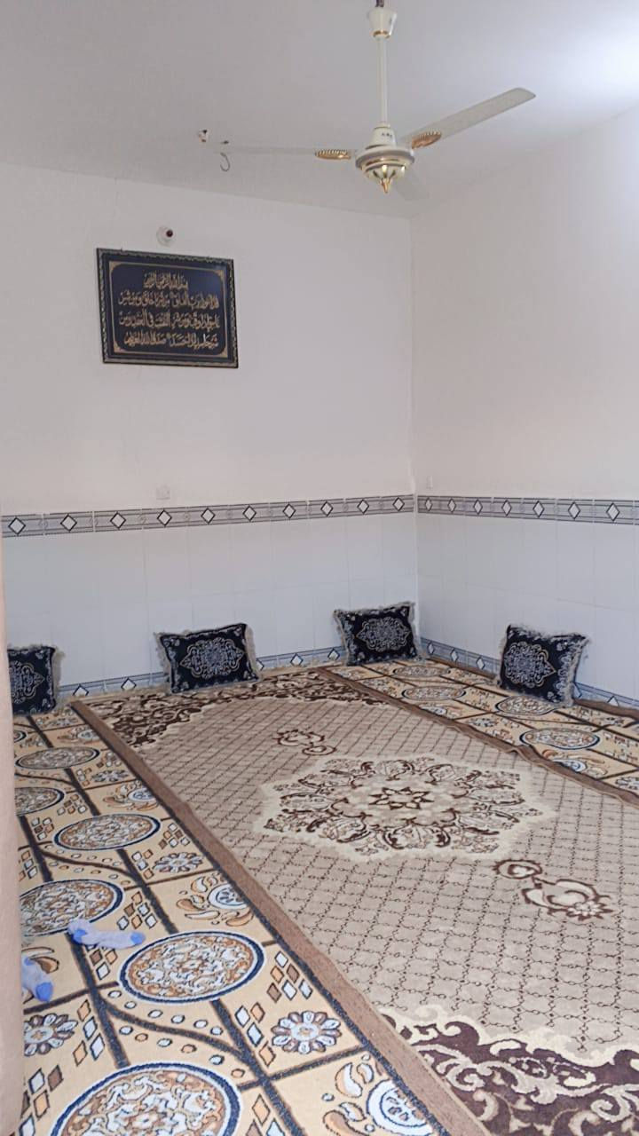 دار ١٢٥م طابقين بناء بلوك حيره حي الحسين قرب أسواق رقيه غرفه وصاله واستقبال ومطبخ وصحيات  الطابق الثاني غرفه والصاله ممسكوفه السعر٥٥ *********** مكتب الجنابي
