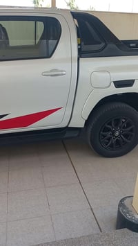 هايلوكس GR • ٢٠٢٣ • الرمادي