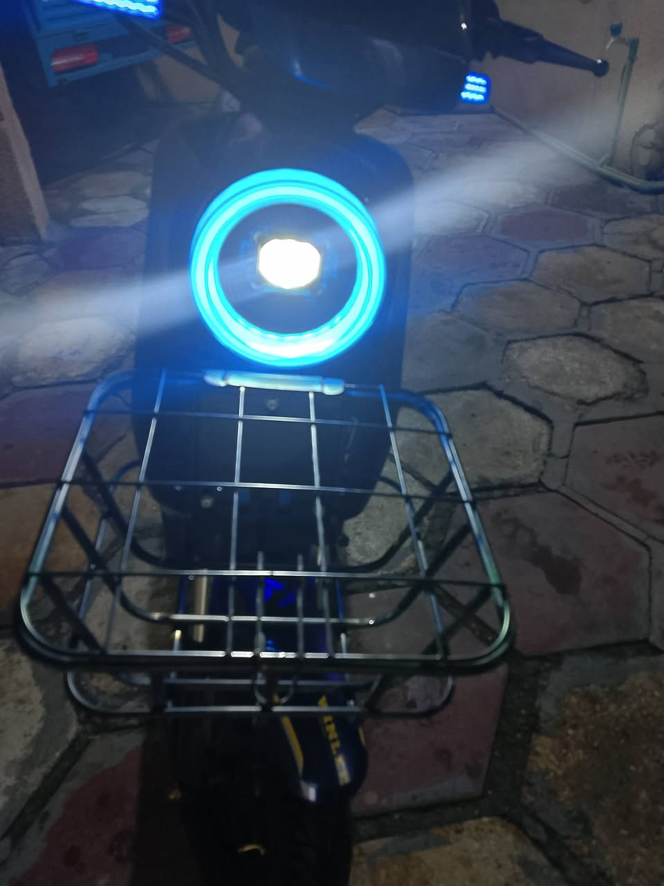 السلام عليكم باسكل شحن للبيع بعدة جديد بطاريات فول السعر 525وبي مجال بسيط العنوان كربلاء المقدسة حي العامل ***********
