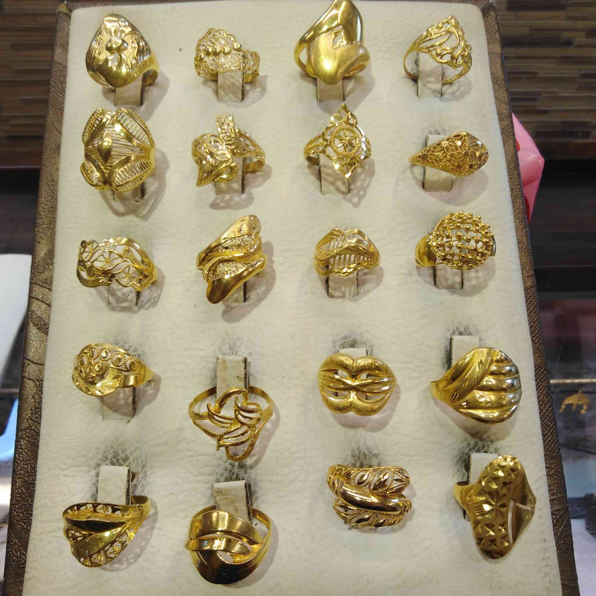 محابس خليجي.... اجور لغرام 4000....و5000...اوزان من3غرام....واكثر....صياغة و مجوهرات ابو عبدالله موصل مقابل مرطبات فرح هاتف ***********.... اسعرنا حقيقيه...زورونا تجدون كل ما يسركم... لسنا الوحيدين لكننا الافضل....
