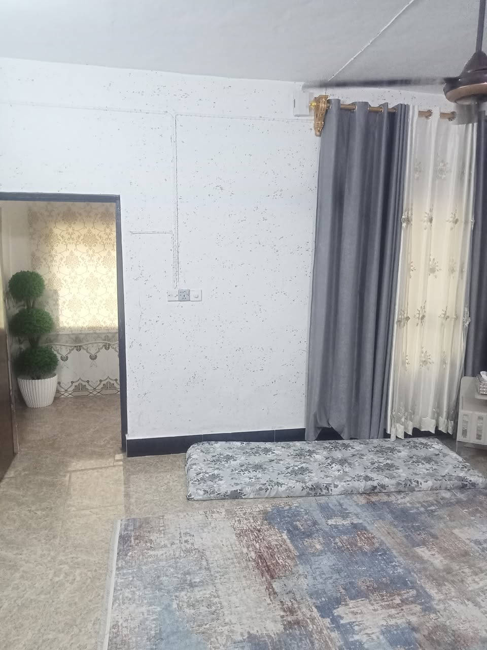 دار للبيع/استثمار – ناحية كنعان حي الخضراء الفرع مقابل قاعة الشيخ اتهام للمناسبات داخل السوق 240م – ** 2 غرف نوم واستقبال وهول ومطبخ رابع دار عن الشارع العام** خلف الدار مول وجملة غذائية يصلح مخزن أو روضة مدرسة او عيادة اي مشروع تحويل مباشر – للجادين 📞 رقم ***********
