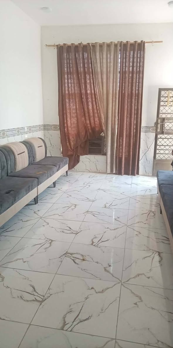 سلام عليكم بيت طابو زراعي مساحة 200متر سقف عكاده غرفتين 4×5 وستقبال 7.5×4 وصاله4×8 ومطبخ 4×5 وكراج بنيان جديد مكان الجاسميه قرب حسينيه قاسم اميح للاستفسار على الرقم ***********
