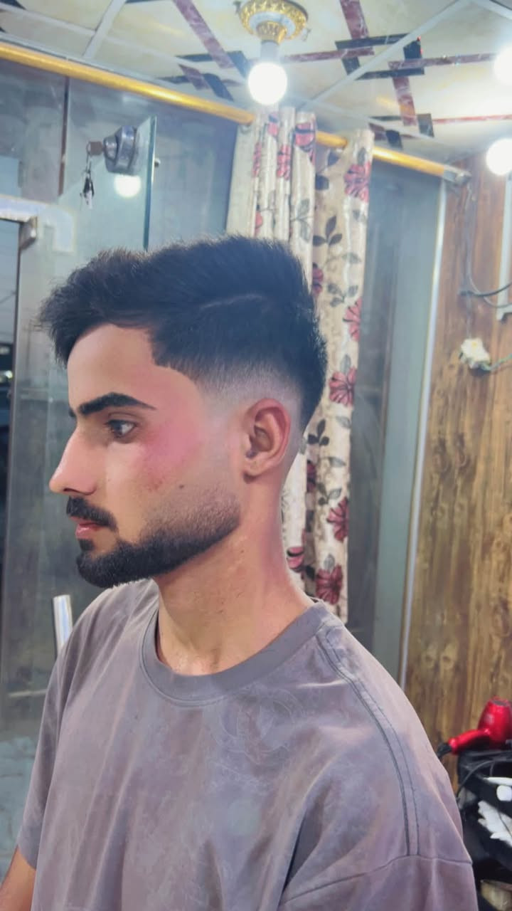 السلام عليكم توجد دورات حلاقه بسعر مناسب جدا للاستفسار ***********

