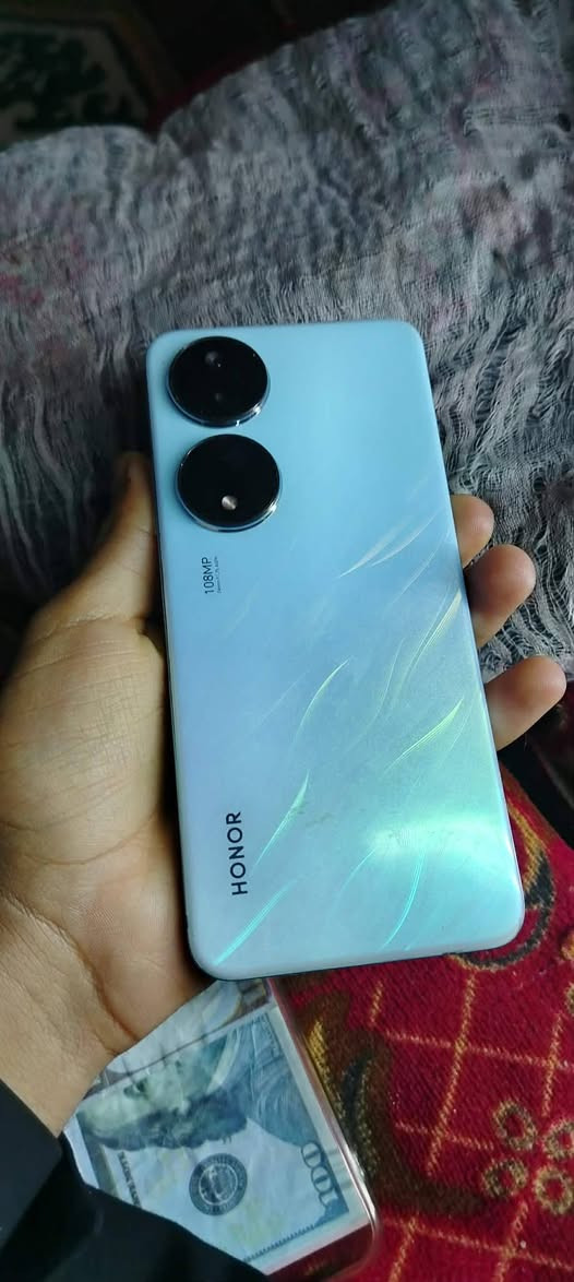 للبيع هونر x7b ب 135 ملحقاته كارتون + شاحنه. رقمي ***********
