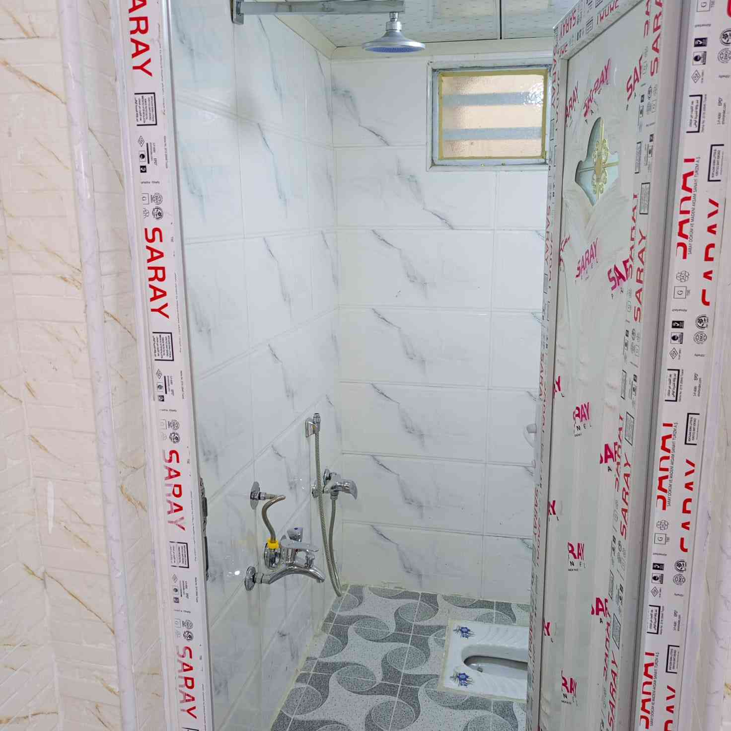 دار للبيع المساحه 50 متر في حي ميسان قطاع 77 في شريط ميسان موقع مميز صب مسلح درجه أولى يحتوي على صاله ومطبخ واستقبال. وصحيات وطابق ثاني غرفه وصاله وصحيات السعر 87 مليون مع المجال للأستفسار الأتصال برقم الجوال الكوفي للوساطة العقاريه ***********
