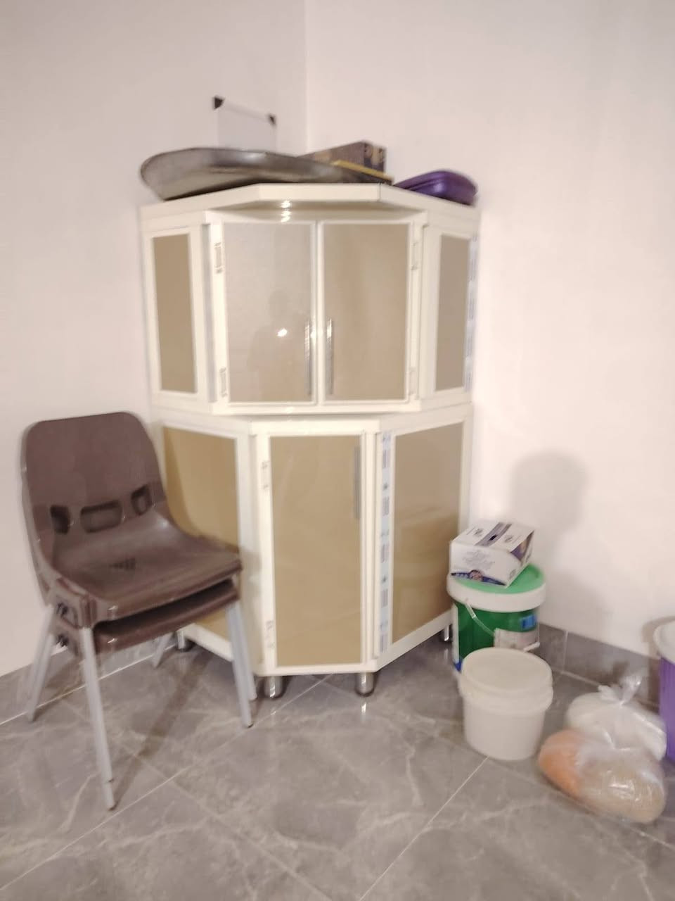 كاونتر نضيف وتفصال للبيع مترين ونص مع سنك متر ونص مع زاويه منفصله بس ٥٠٠ وبيه ومجال. ***********
