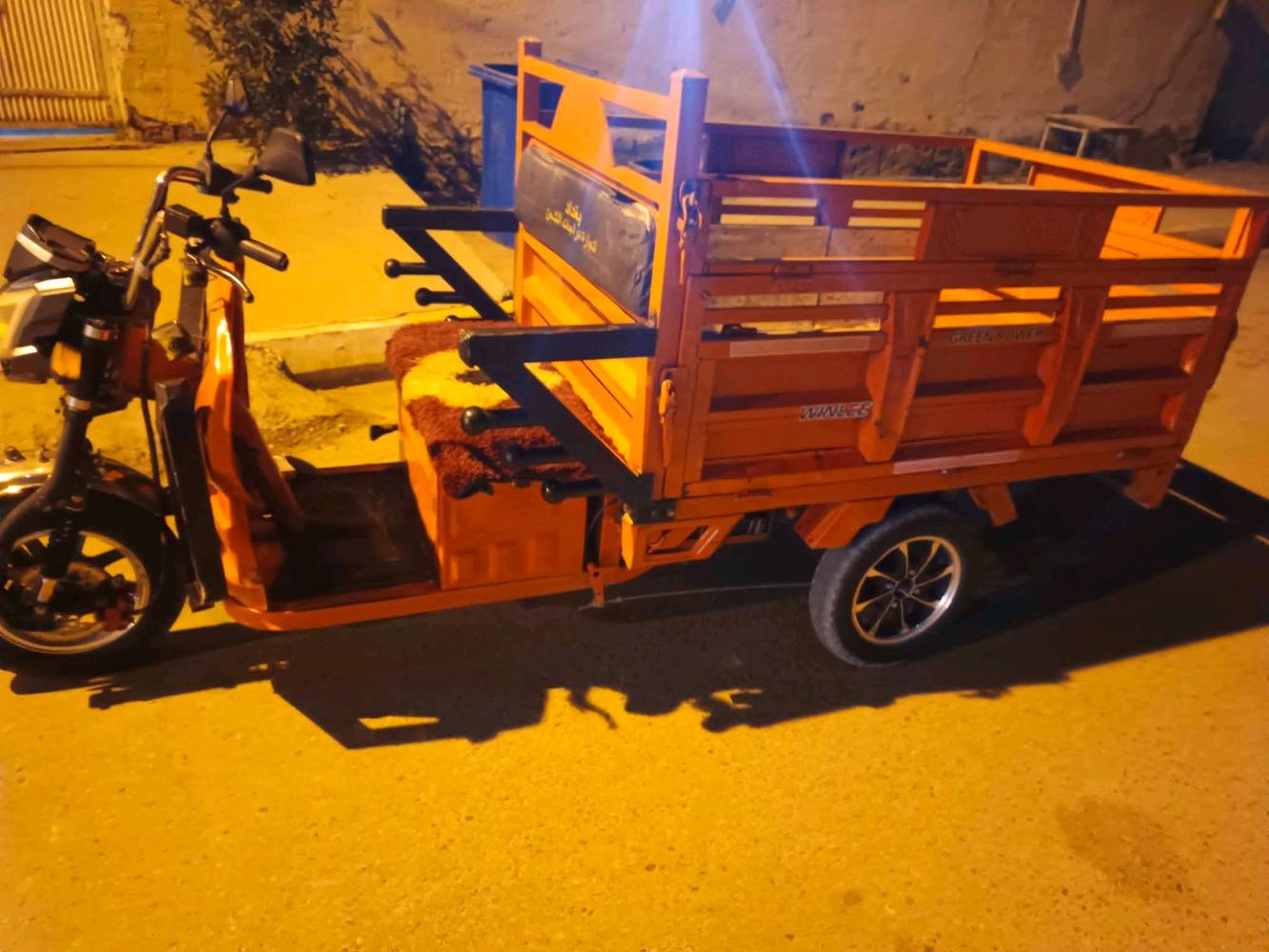 ستوتة بحالة جيدة للبيع، لون برتقالي زاهي، مناسبة لنقل البضائع والاستخدامات اليومية. تصميم مريح مع مساحة تحميل واسعة. مثالية لأغراض التجارة أو الاستخدام الشخصي في المناطق الحضرية.