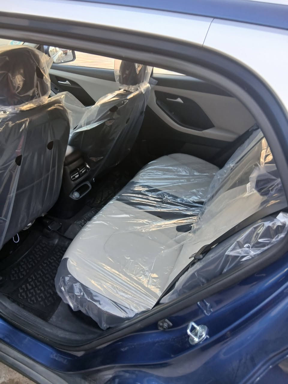 هونداي كرتا جديده  خليجيه ماشيا 20 الف موديل 2023 السياره مكفول كفاله كل السياره اخوان السياره على وظع الشركه جديده كلش فول مواصفات بنوراما بصمه تحكمات حساسات كامره خلفيه بصمه أبواب السياره حلوه رقم جديد هزه جديدة رايدها ١٥٥  ورقه وانشالله بيها مجال موجوده السياره في منطقة السيدية رقمي ***********
