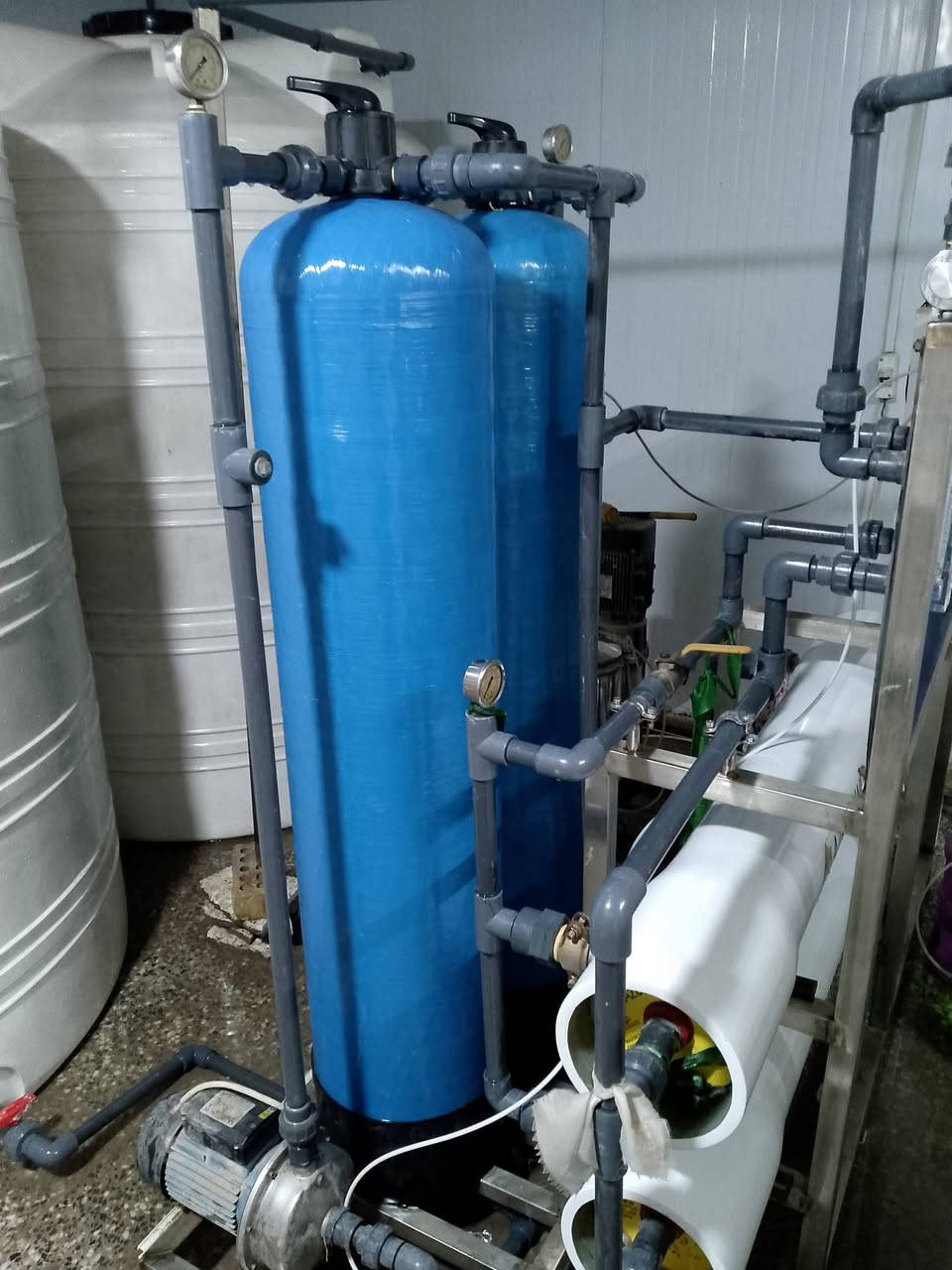 سلام عليكم محطه للبيع انتاج 2000 لتر بالساعه شاصي سلستيل ممبرينات جدد ابطاله جدد نسبه الاملاح 6 تانكيات 2 غذائيات 5000 لتر ومغسله جديده وميز جديد وماطور غذائي ورفوف 6 المحطه شغاله خير من الله مكاني بغداد *********** واتساب
