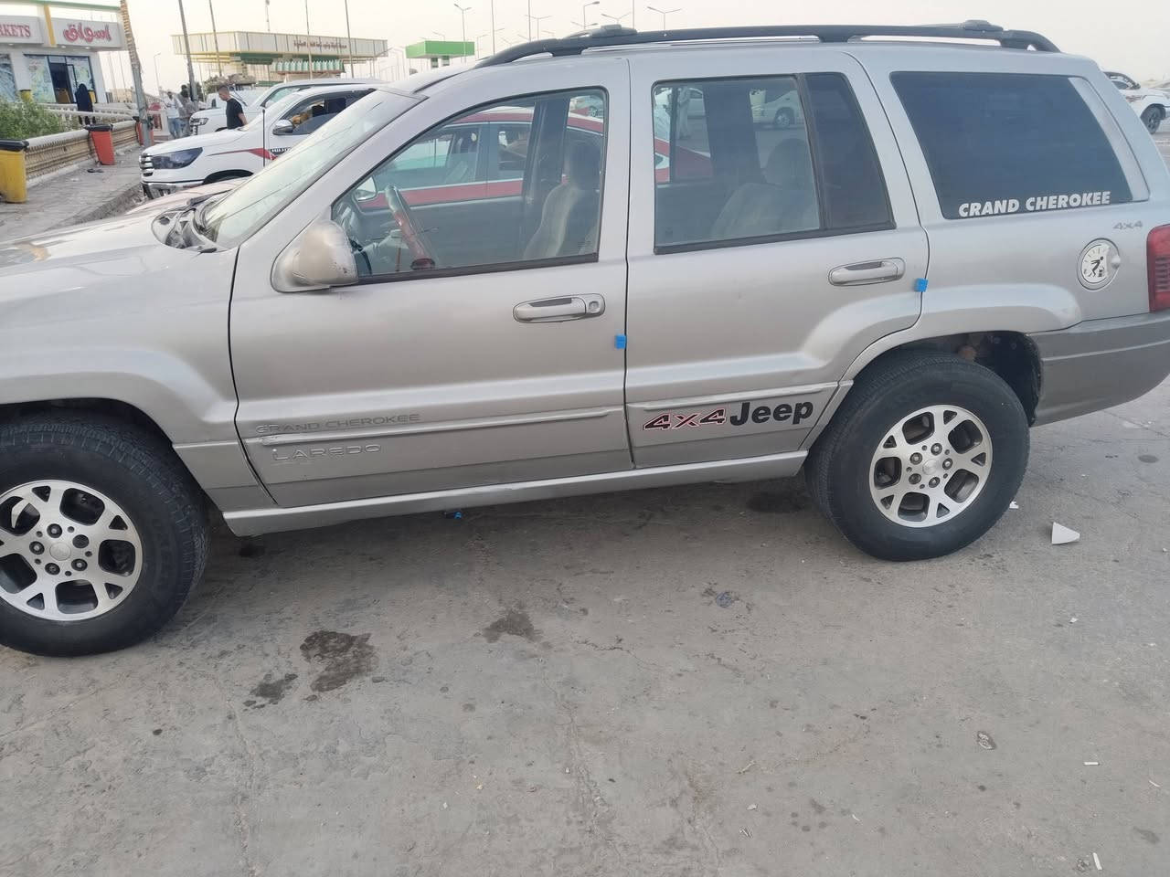 السلام عليكم جيب شيروكي موديل 2000 محور مكينة ديفور مكينة وكير بلكارتون توه شادينه رقم بغداد  السعر 63 ناصريه المركز ***********
