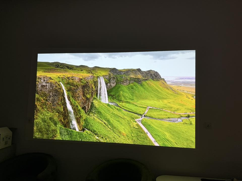 الصورة العالمية مع الداتا شو الرهيبب🔥🔥🔥
للكوفي شوب ومحبين السينما المنزلية من الطراز الفاخر 

شرط صورة وصوت عالم ثاني 

شرط راح تعجبك من الشروط  

الاسم :  WEMAX Vogue 100 Smart Projector

واي فاي بلاتوث سمارت يربط على الأجهزة 

المواصفات :

 • الدقه يدعم 4k حقيقي 

 • السطوع: 1600 لومن ANSI.

 • نسبة التباين: 2500:1.

 • حجم العرض: من 40 إلى 150 بوصة.

 • تقنية العرض: DLP مع محرك إضاءة LED ب

 • عمر العدسه : 25,000 ساعة.

المعالجة والأداء:

 • المعالج: Amlogic T972.

 • الذاكرة العشوائية (RAM): 2 جيجابايت DDR3.

 • التخزين الداخلي: 32 جيجابايت.

 • المنافذ:

 • 2 × USB 2.0.

 • 1 × HDMI 2.0/ARC

 • 1 × منفذ فيديو مركب 3.5 ملم.

 • 1 × منفذ إيثرنت RJ-45.

 • 1 × منفذ سماعات 3.5 ملم.

الصوت:

 • مكبرات الصوت: 2 × 10 واط.

 • تقنيات الصوت: Dolby Audio وDTS-HD.

الميزات الذكية:

 • نظام التشغيل: Feng OS. نضام الاندرويد 9

 •تصحيح الانحراف التلقائي 

 • اوتو فوكس

 • التصحيح الجانبي التلقائي.

 • تجنب العقبات الذكي.

حجم الصورة الموضحة بل صور على بعد 3 متر ونص

انطتني صوره بحجم عرض 3 متر ارتفاع 180

_________________________________________

للحجز عبر الخاص او واتساب***********
