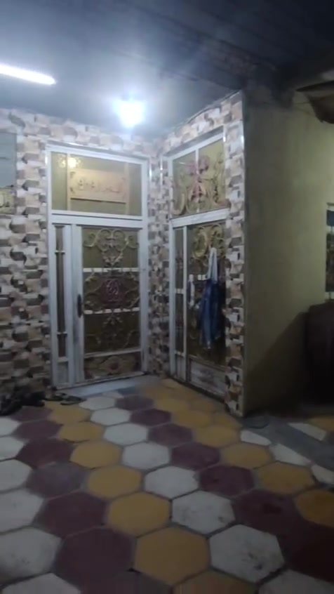 بيت 200 متر   التضحيه حي ام البنين موجود كافه  الخدمات  تبليط يحتوي عله غرفتين وصاله كبيره ودوانيه ومطبخين وحمامين  وصحيات خارجية حمام وتواليت    ويحتوي عله شقه درج خارجي وداخلي. تحتوي الشقة عله غرفه وصاله ومطبخ وصحيات  البناء رباط كونكريت و بلوك الدوز  عكاده البناء الفوك فرمستون  السعر 125 وبيه مجال للشراي *********** بيه وات ساب
