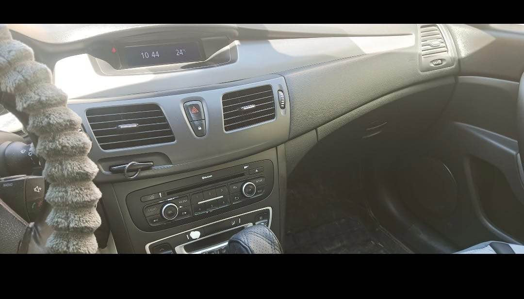 رينو سه فران ٢٠١٤ خليجي يه ك پارچه بوياخ سه ياره كه له شه ريكه وه ٢ وه م ده سته كامل سيرڤس كراوه تايه ي ١٠ روژه بو به سراوه سيعري ٩٢ گه لاو معامه له يه كي كه م  *********** السليمانية, العراق
