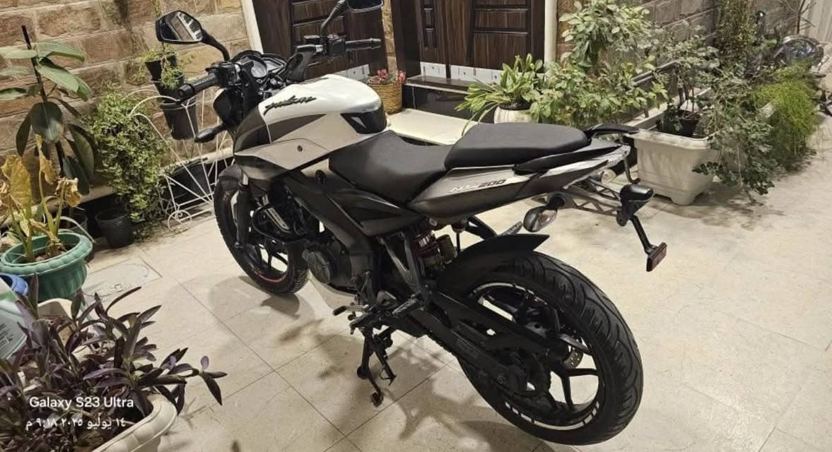 السلام عليكم شباب بولسر ns200 للبيع ماشيه 24 الف جديده بمعنى الكلمه على ايدي استخدام شخصي ممفتوحه كفاله مكاني بغداد العامريه ***********وتساب ورقم
