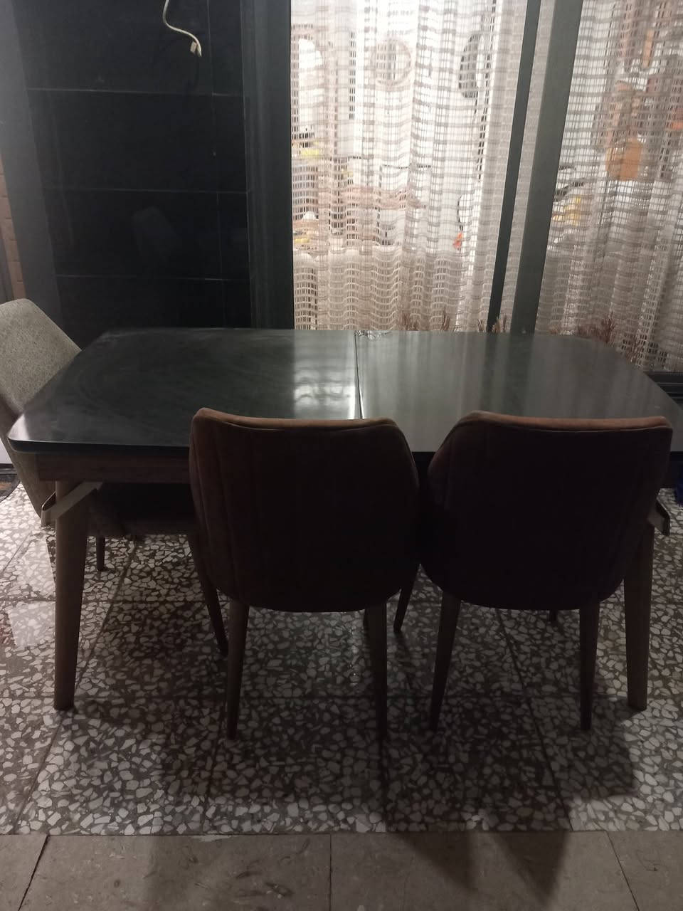 ميز طعام تركي درجه اولى مستعمل نظيف مع ٣ كراسي 
الميز يتكبر ويتصغر 
السعر ٢٢٥ الف
للاستفسار ***********
