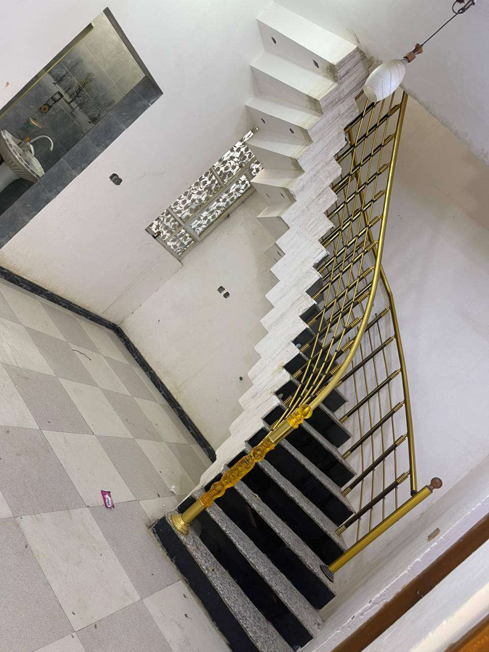 السلام عليكم 
حبي البيت طابو طابقين
مساحه 150 متر
واجه 7500متر
 نزال 20 متر
على شارع 20 متر 
يصلح تجاري او سكن 
طابو صرف بئسمي 
يتكون 
4 غرف منال  ستقبال عدد 1 صاله عدد 2
صحيات عدد 3  مطبخ   كراج 
العنوان / مدرسة قتال بشارع المشتل 
السعر 350 مليون
للاستفسار : ***********
