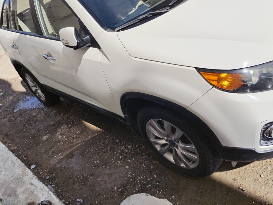 سورنتو موديل 2012 خليجي 
ماشيه 184 
محرك 2400 دوش 
نص فول 
بصمة ابواب 
تشغيل بصمه
رقم بغداد
تحويل ثاني يوم
*********** للاتصال والاستفسار 
مكانها الغزاليه 
سياره جديده وما متعوبه
