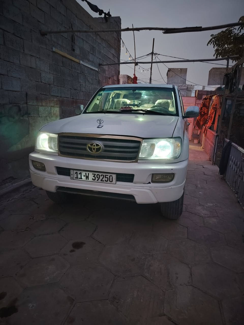 سلام عليكم سيارة لاندكروز مديل 2003 صبغ أحزام وتبديل قطعة جاملخ امامي فقط جنطة محدثة 7 رقم انكليزي بسمي سيارة مال بيت ونضيفة  كير عادي تفع 4٪4 مكينة 6 مكفولة كفالة عامية كير ومكينة سعر 130 وبيه مجال قليل ***********/==***********
