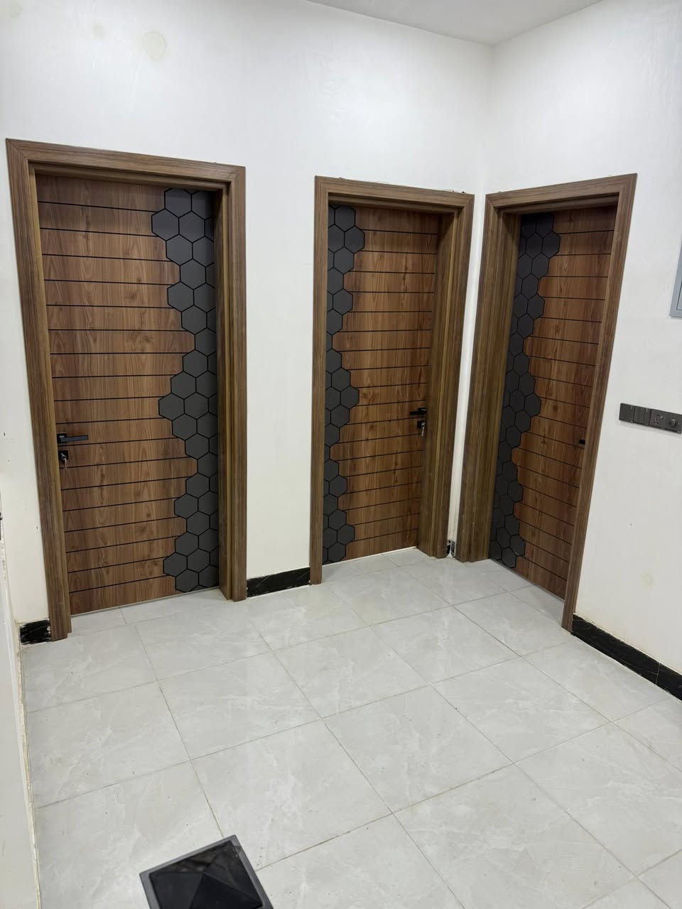 السلام عليكم 
للبيع 
دار 100متر طابو صرف واجه 8 نزل 12ونص 
 تسلم مفاتيح زيرو 
مقاطعه 8 تاجيه مكان حلو يقع ثاني عن شارع 20 متر 
لاستفسار ***********
