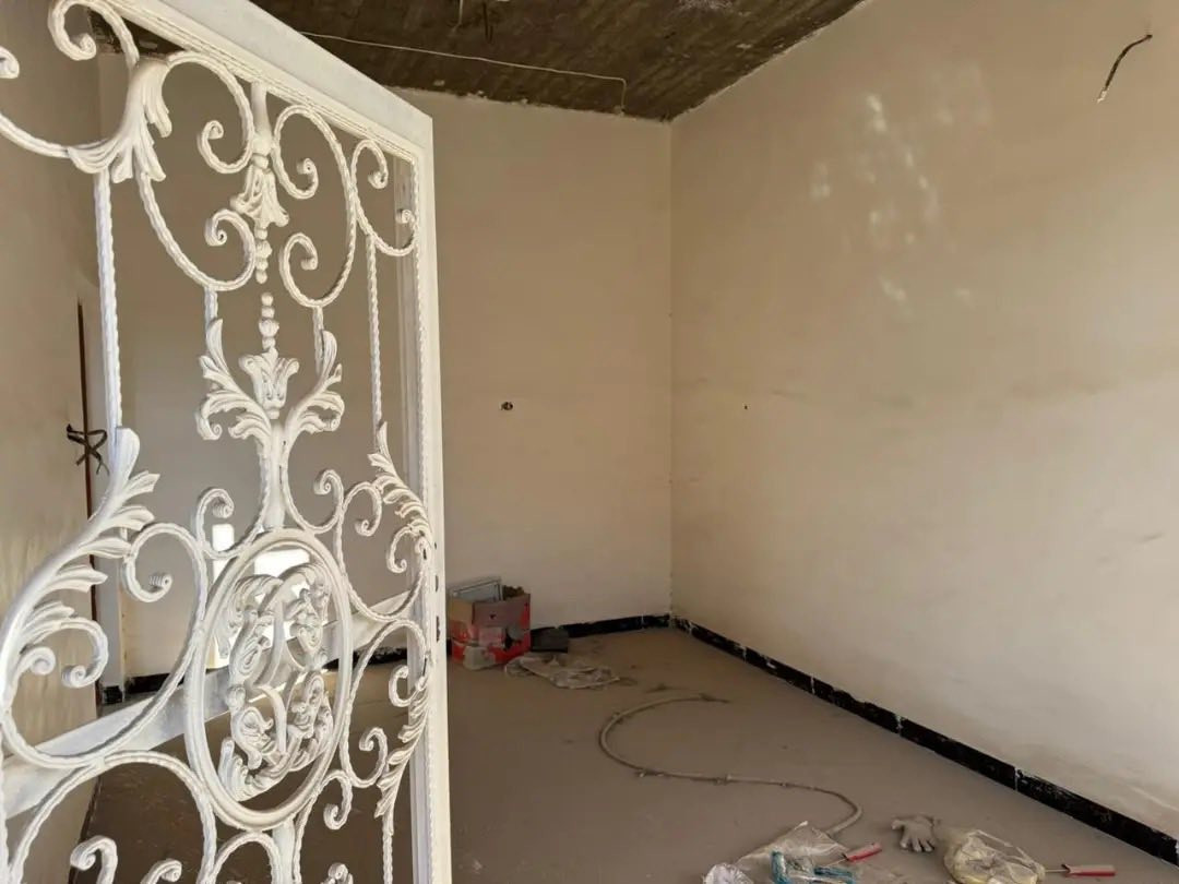 بيت للبيع 125 متر طابو صرف 

حي ميسان قطاع 15 .. قرب مصرف الدم

بناء  كونكريت مسلح

يحتوي طابق ونص

الاول / غرفة صالة استقبال مطبخ 
صحيات مكشوفة طارمة
الثاني / غرفة صالة

السعر الكلي 170 مليون  …. مطلوب للاسكان 24 مليون 
يعني تدفع لراعيه 146 نقد … والباقي تسديدهن عليك

للاستفسار *********** مكتب القلعة بحي ميسان
