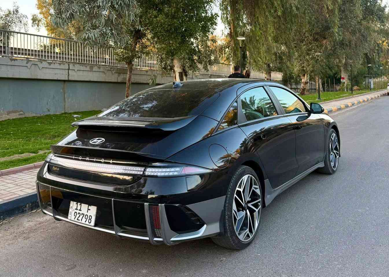 هونداي ايونك 6 كلين
للبيع.  
ماشيه  ٢١الف. 
السياره جديده. 
داخل ابيض 
تمشيك ٥٥٠ كيلو. 
مرقم بغداد كامله.  
بغداد اليرموك. 
***********
