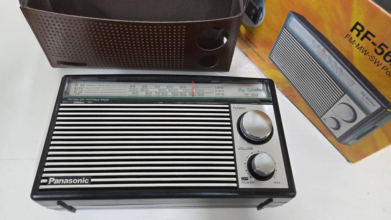 Panasonic
5620-F
راديو زيرو غير مستخدم
يدعم موجات FM/MW SW
استقبال ثلاث نطاقات بجودة ممتازة
سماعة داخلية كبيرة بصوت قوي وواضح
يعمل على بطاريتين حجم 
تحكم سلس بالصوت والتردد
مدخل سماعة أذن
للاستفسار مراسله الصفحه
***********
