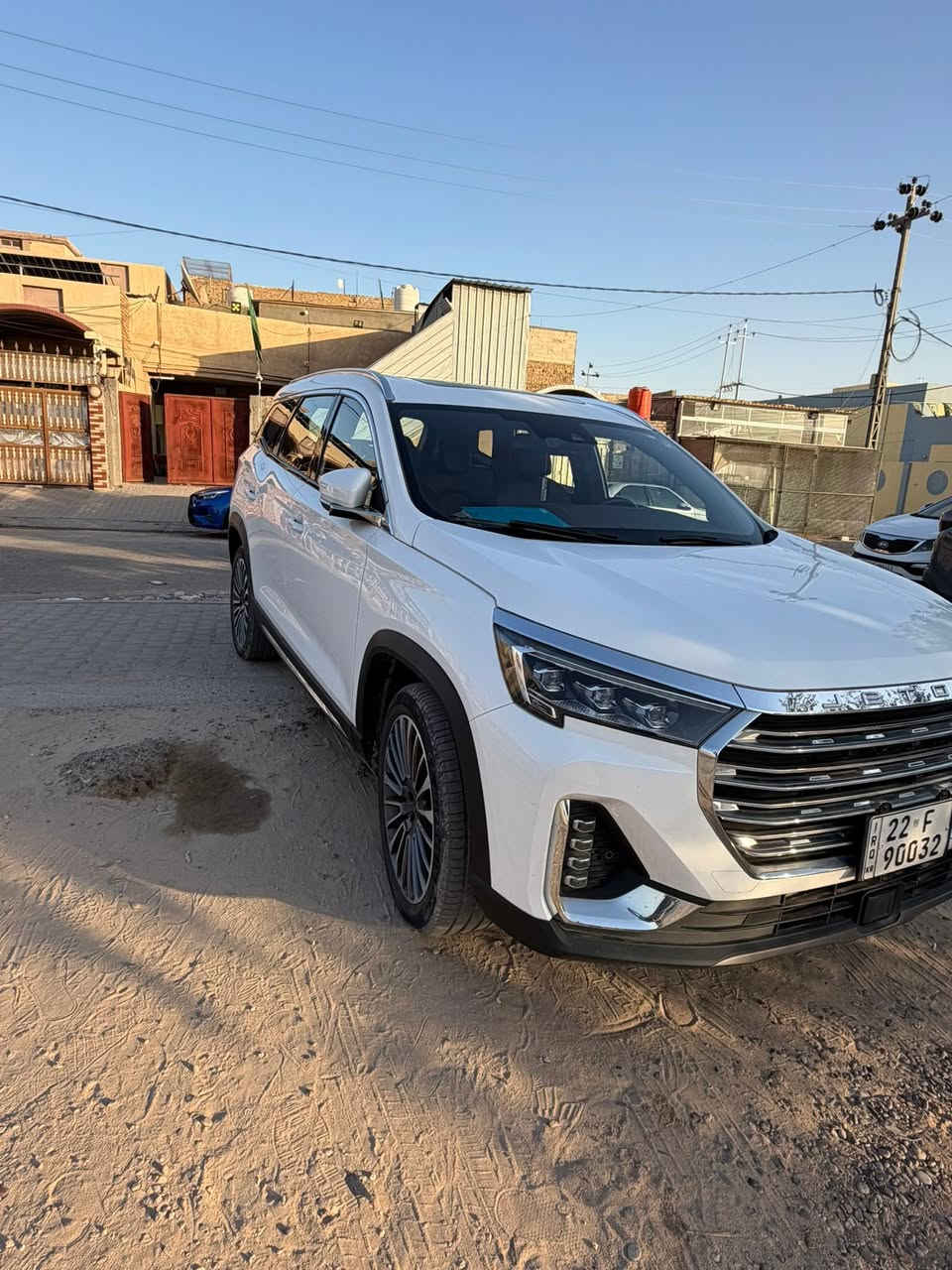 جيتور X90 Plus 2.0L Luxury

رقم اربيل 

الموديل: 2025 (خليجي)
العداد: 15200 

المحرك: 4 أسطوانات 2.0L تيربو 254 حصان حقن مباشر
عزم الدوران (نيوتن-م): 390
‎ناقل الحركة: اوتوماتيكي دبل كلاتش من 7 سرعات
استهلاك الوقود: 8.1 لتر لكل 100 كم

داخل الضمان 

السعر: 190 وبيها مجال 
السياره مكفوله كفاله عامه حتى من الشخط 

المواصفات:

 *إطارات قياس 20 إنچ
 *فتحة سقف بانوراما 1.1م
 *الصندوق كهربائي بخاصية استشعار القدم والبصمة
 *مثبت سرعة مع رادار تفاعلي
*نظام القيادة شبه الذاتية
 *نظام الكبح التلقائي في حالة الطوارئ
 *نظام تحذير الاصطدام الامامي والخلفي
 *كاميرات محيطية 540 درجة
 *حساسات أمامية وخلفية
 *نقطة عمياء
*نظام تحذير مغادرة المسار
 *نظام المساعدة للبقاء في المسار
 *شاشة عرض ترفيهية و شاشة عدادات رقمية قياس 24.6 إنچ
 *نظام صوتي متطور 8 سماعات من Sony
 *نظام أبل كاربلاي وأندرويد أوتو لاسلكي
 *شاحن هاتف لاسلكي سريع
 *مقصورة الركاب من الجلد الفاخر
 *مقعد السائق والراكب كهربائي
 *مقعد السائق مبرد
 *مقاعد السائق والراكب مدفأة
 *مقعد السائق مزود بذاكرة لحفظ 3 وضعيات الجلوس
 *إنارة ترحيبية مع إنارة محيطية
 *عتبات الأبواب مضيئة
*مصابيح أمامية و خلفية أوتوماتيكية LED مع مصابيح نهارية
 *التكييف التلقائي مع الضوء القريب والبعيد
 *المرايا الوسطية مع خاصية التعتيم
*زجاح مزدوج عزل للصوت
 *المرايا الجانبية قابلة للطي كهربائياً ومدفئة
 *ماسحات الزجاج الأمامي مع حساس للمطر
 *دخول ذكي (بصمة) 
 *خاصية إغلاق نوافذ وفتحة السقف عن بعد
 *نظام تنقية مع الهواء مع فلتر N95
 *مسند الذراع الوسطي مع ثلاجة
 *انماط قيادة متعددة
 *وسائد هوائية امامية و جانبية عدد 6
 *نظام الفرامل الأوتوماتيكي Autohold
 *نظام التحكم بنزول المنحدرات
 
العنون النجف /0782915229

السعر 190 وبيها مجال


**إذا كنت صاحب هذا الإعلان وتريد حذفه لأي سبب، رجاءا أرسل رسالة إلى الدعم الفني**