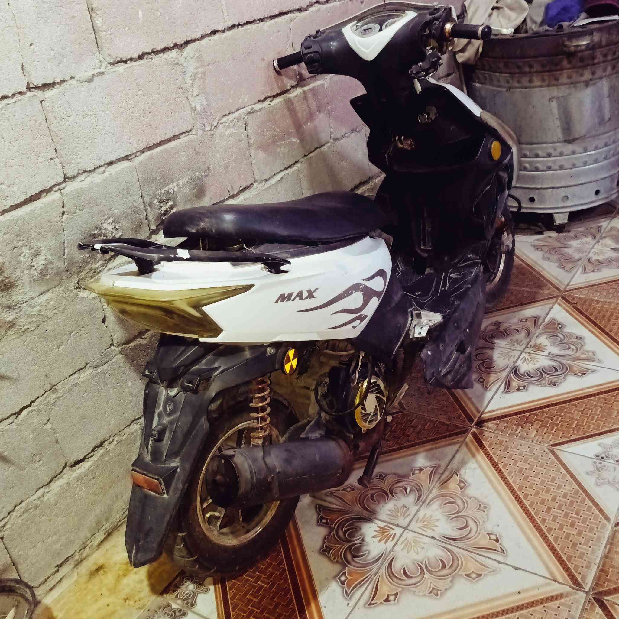 سلام عليكم دراجه ماكس صيني للبيع يرادلهه كابريتر واكفه ما مشقلهه الدراجه نضيفه كهربائيه شغاله الدراجه حلوه السعر(150)💲💲وبيهه مجال العنوان (بصره كزيزه) رقم الهاتف (***********)ما متواجد علا الماسنجر
