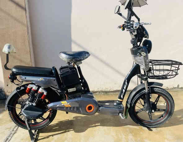 السلام عليكم بايسكل شحن للبيع لبايسكل نضيف وبطارياتة جديدات وسويج١ وبصمة٢ وبي بلوتوث السعر 450الرقم ***********
