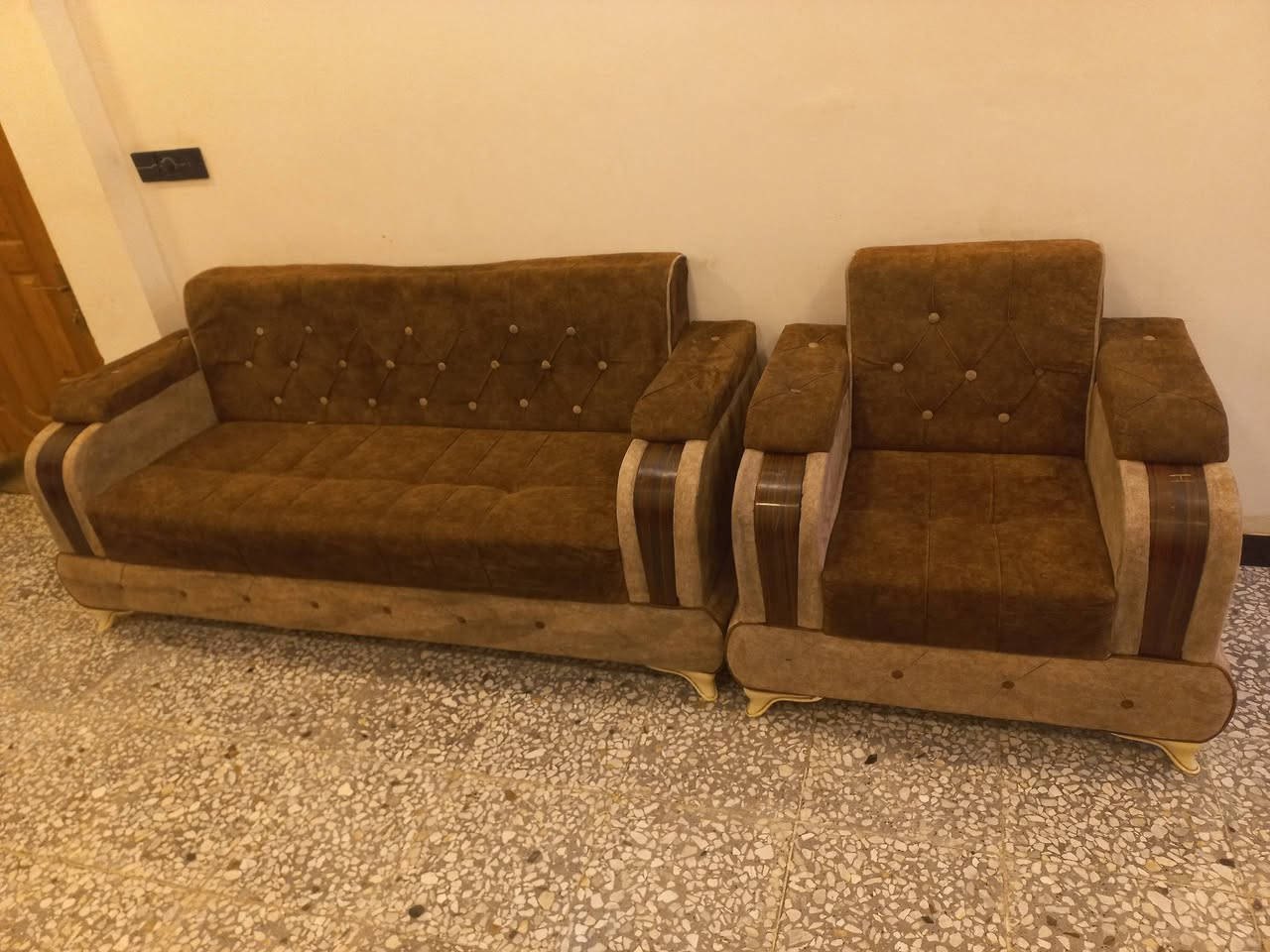 تخم للبيع عشر مقاعد سعره ٢٥٠ وبي مجال مكان بغداد الرقم ***********
