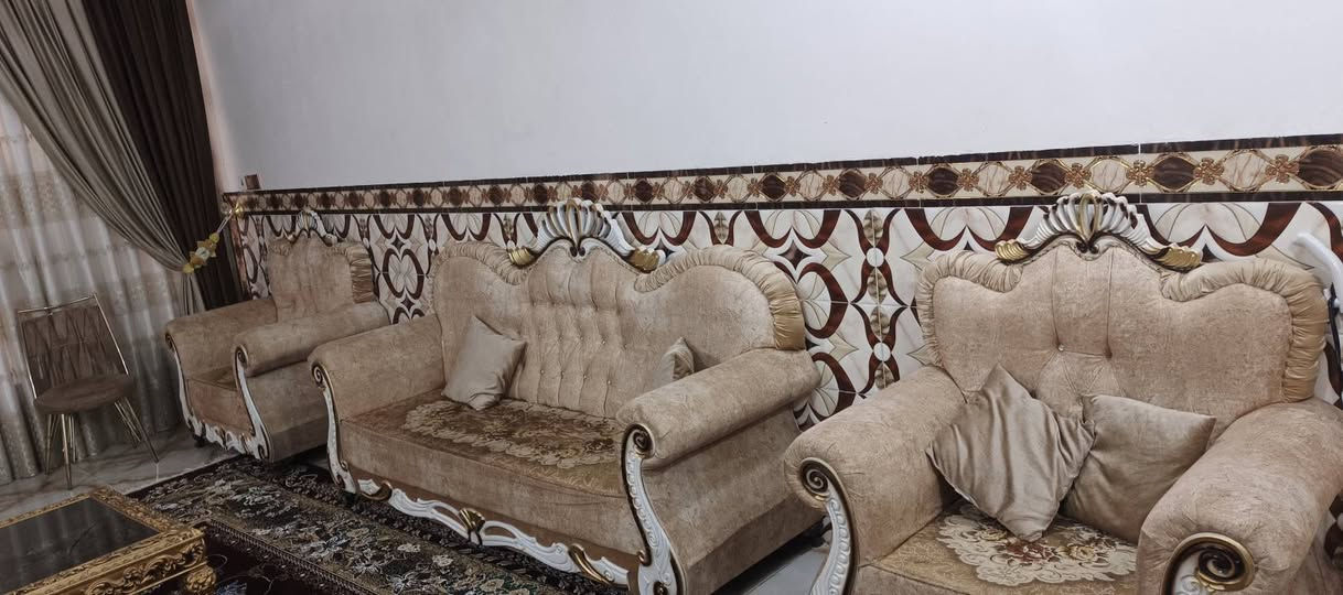 سلام عليكم يوجد لدينه بيت زراعي لبيع مساحته 210متر بي منام 3صاله مطبخ حار وبارد مساحته درج وكراج صحيات دخلي وخارجيه لبيت عالي عن شارع خدمات كامله مال  شارع مي مجاري كهرباء تبليط سعر 78 لمكان زراعي حي جمعيه قرب ملات صكر لحياني لي يريد يتفضل خاص لو يتصل على رقم الهاتف صاحب لبيت
*********** محمد
