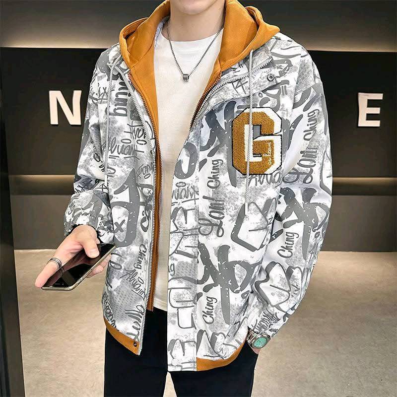 هذا جاكيت شتوي شبابي، أنيق ومريح بألوان متداخلة ما بين الأبيض والبرتقال، يتميز بنمط جرافيتي عصري وشعار حرف "G" على الجهة الأمامية. الجاكيت مبطن من الداخل ببطانة دافئة ومجهز بسحاب أمامي لسهولة اللبس والخلع. مثالي للاستخدام اليومي ولإطلالات كاجوال متميزة.