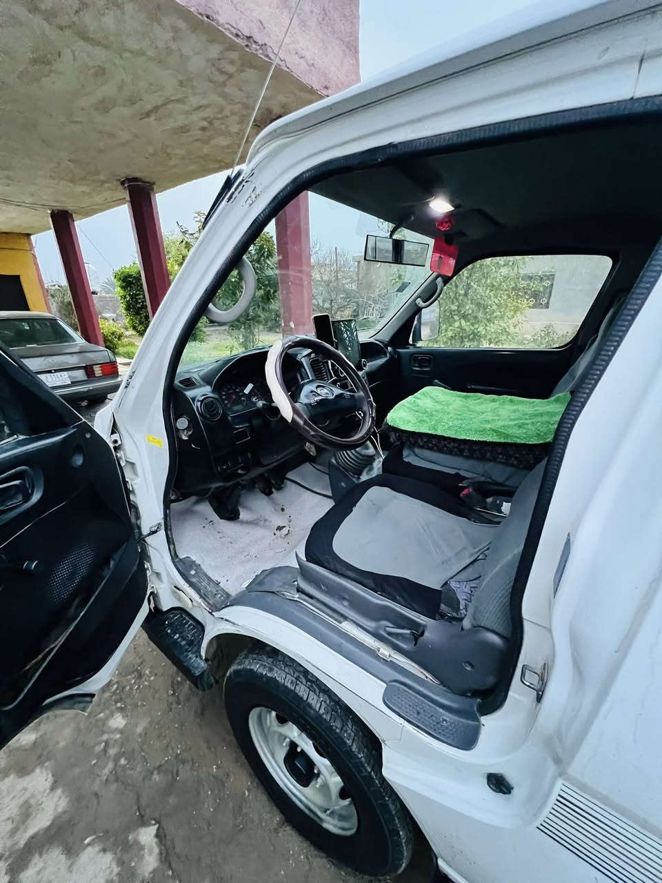 السلام عليكم
نيسان  ناصي ٢٠١٠ 
تحويل مباشر 
محرك كير كسل كفاله 
السياره خير. من الله نصبته حلوه 
بيه صبغ قليل 
تخم تاير جديد
باتري سلف جديد
صدره جديد 
مكان السياره بغداد محموديه 
***********
السعر 120 وبيه مجال الجراي
