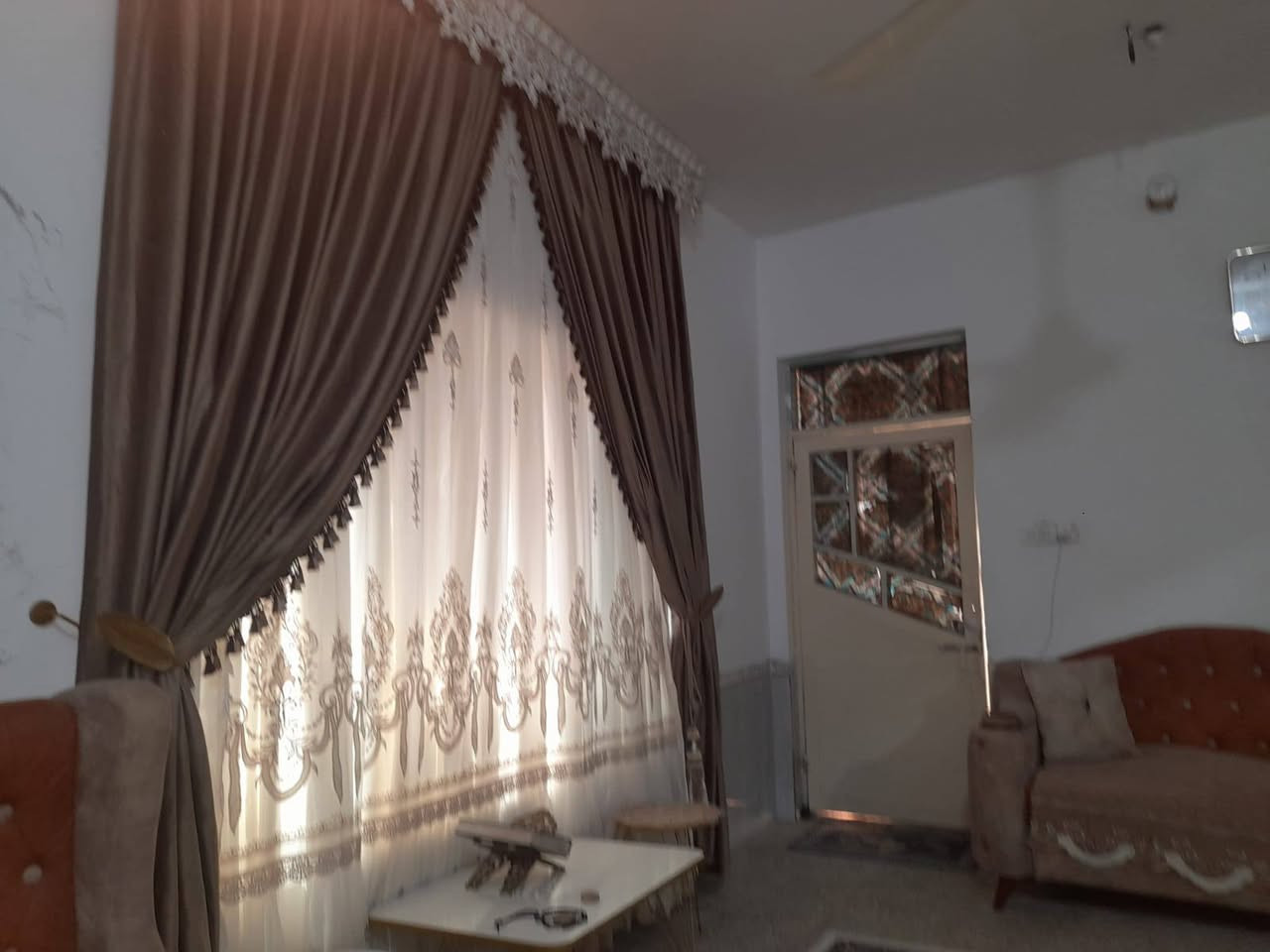 على بركة الله 
بيت طابو زاراعي مساحته ١٢٠م يحتوي على ثلاث

 غرف نوم الطابق الأول استقبال وصاله وغرفه نوم

 مع صحيات
الطابق الاول كونكريت بناء طابوق والأراضي كاشي

الطابق الثاني ثرمستون البيتونه وإحدى الغرف

 عكاده اما الغرفه الثانيه كونكريت مسلح شغل

 ممتاز
 داخليه و خارجيه العنوان كربلاء المقدسة  الحر

 حي سومر٢ له مدخلان الأول من بيت شيخ عطى

 وتدخل والثاني من النهر مقابيل

 عمود ١٠٨ مسافه ١٥٠ م عن تبليط شارع البوبيات

 المنطقه ماء ومجاري وخدمات كامله

ملاحظه المكاتبه مع صاحب الأرض الأصلي 

وما يميزنا هو ذكر السعر والمقابلة الشخصية مع صاحب العقار مباشرة 
              #السعر90مليون
 وقابل لتفاوض للاستفسار اكثر يمكنكم الاتصال أو 

 المراسله على المسنجر و الواتساب برقم 

              ***********

للإطلاع أكثر يمكنكم زيارة صفحة والإعجاب بها

