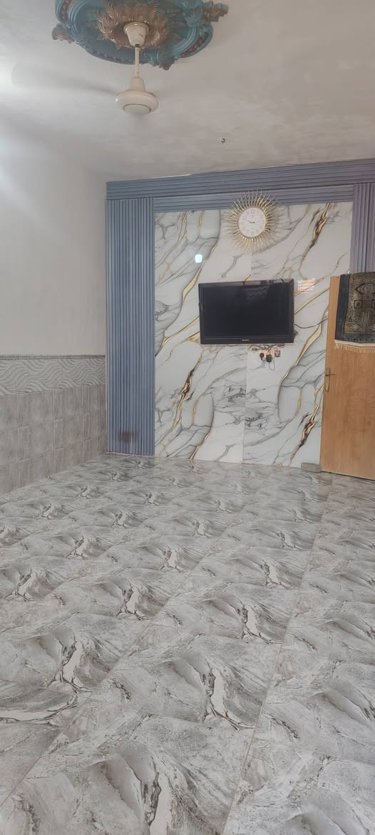 بيت لبيع مقابيل البانزيخانه مال كياره الول فرع بيت مساحته 150مترواجهيه 5السعرالبيت 30وبي مجال وهاذ رقمي *********** البيت القاط الثاني عوزه بس سكف ويكمل القاط الثاني
