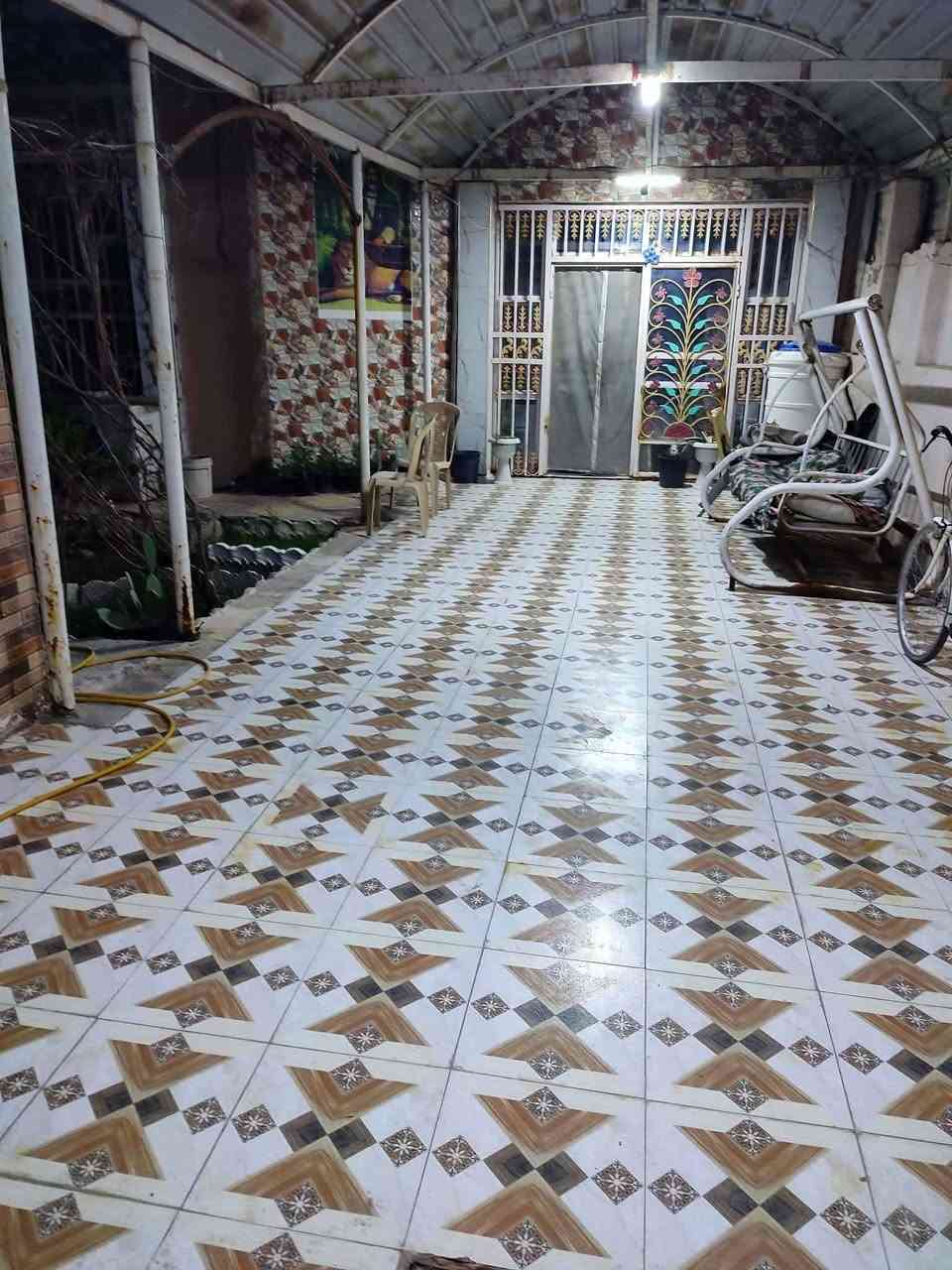 بيت في حي الموظفين .المنطقه المقابله لمعمل المطاط قرب الجسر الجديد .مساحه 300متر ركن امامه ساحه وحديقه مسيجه خارجيه مطلوب للدوله 25 مليون طابقين ثلاث غرف واستقبال كبير 7*4 وصاله كبيره 6*5ومطبخ كبير 3*6 وطارمه تسع لسيارتين وحديقه كبيره وصحيات خارجيه وداخليه ومخزن كبير . السعر باليد145 والطلب 25مليون للدوله كل سنه مليون و100على المشتري .بيت مرتب ومنطقه هادئه كلهه موظفين والشوارع الداخليه مبلطه والخارجيه على ابواب الاكتمال .الشراي يتصل على الرقم ***********
