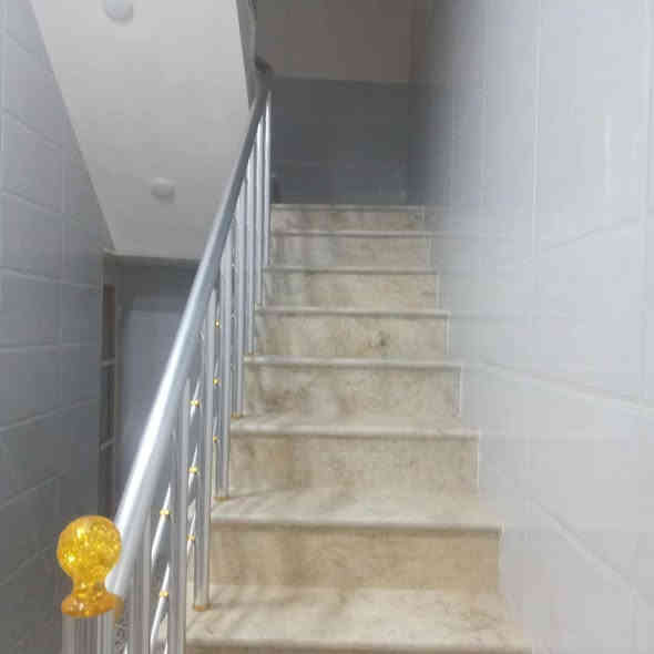 السلام عليكم دار للبيع طابق واحد او بيتونه كبيره صارله سنه من بنائه خلف كلشي او كلاشي بين الصحه او شارع ٦٠     ***********هاذا رقمي ابو البيت أبو مجتبى
