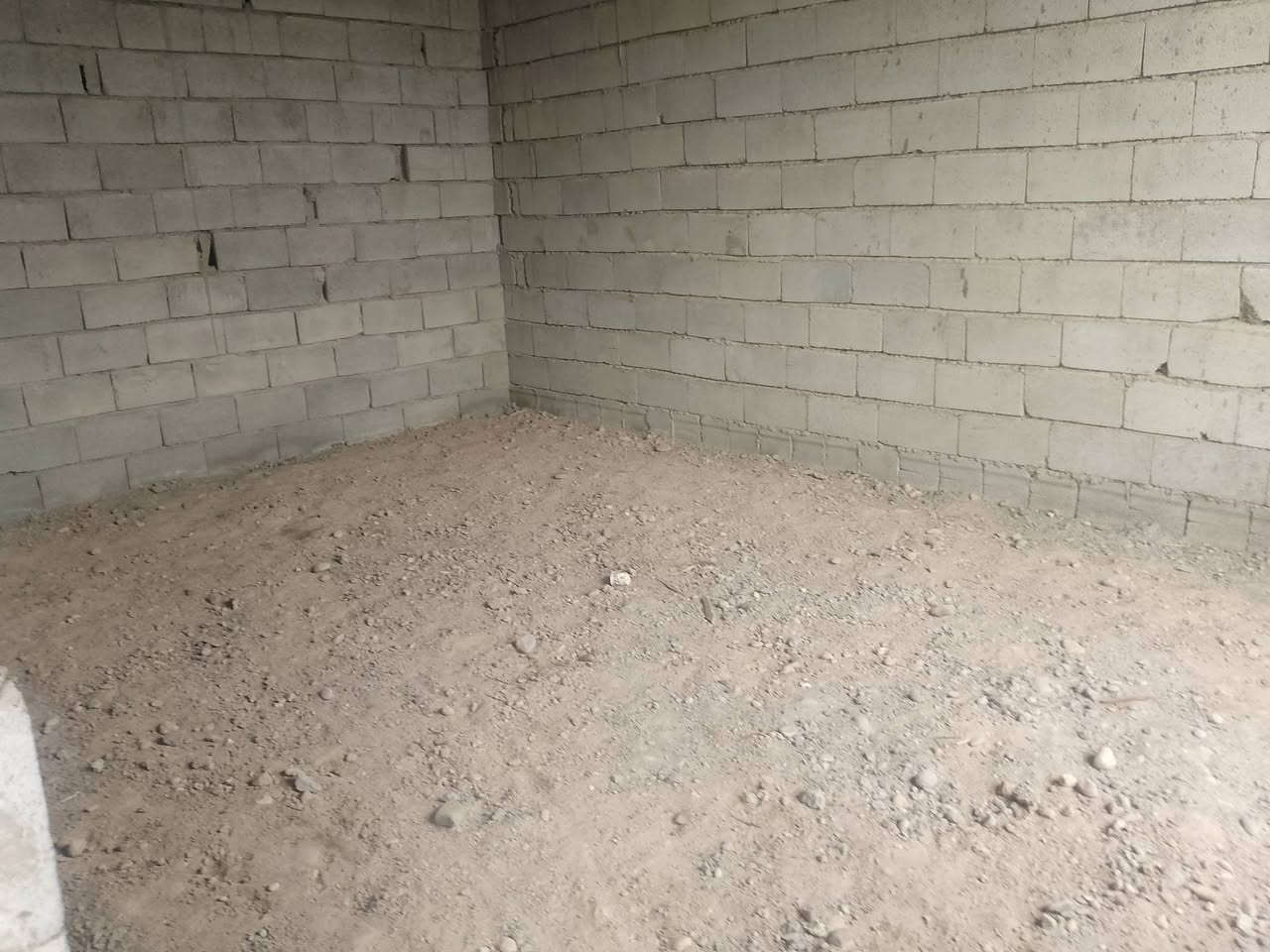 السلام عليكم يوجد بيت للبيع طابقين يتكون من مطبخ حار وبارد وربعة وصالة و4 غرف ٢ جوة و٢ فوك وحمامات ٢ واحد جوة واحد فوك وصالة فوك مساحت القطعة ٥٠٠ متر البيت ركن ع شارعين مساحت  البناء١٨٠ خدمات كامل  المكان العلم يم قاعة روتانا الاستفسار ع هاذة الرقم ***********
