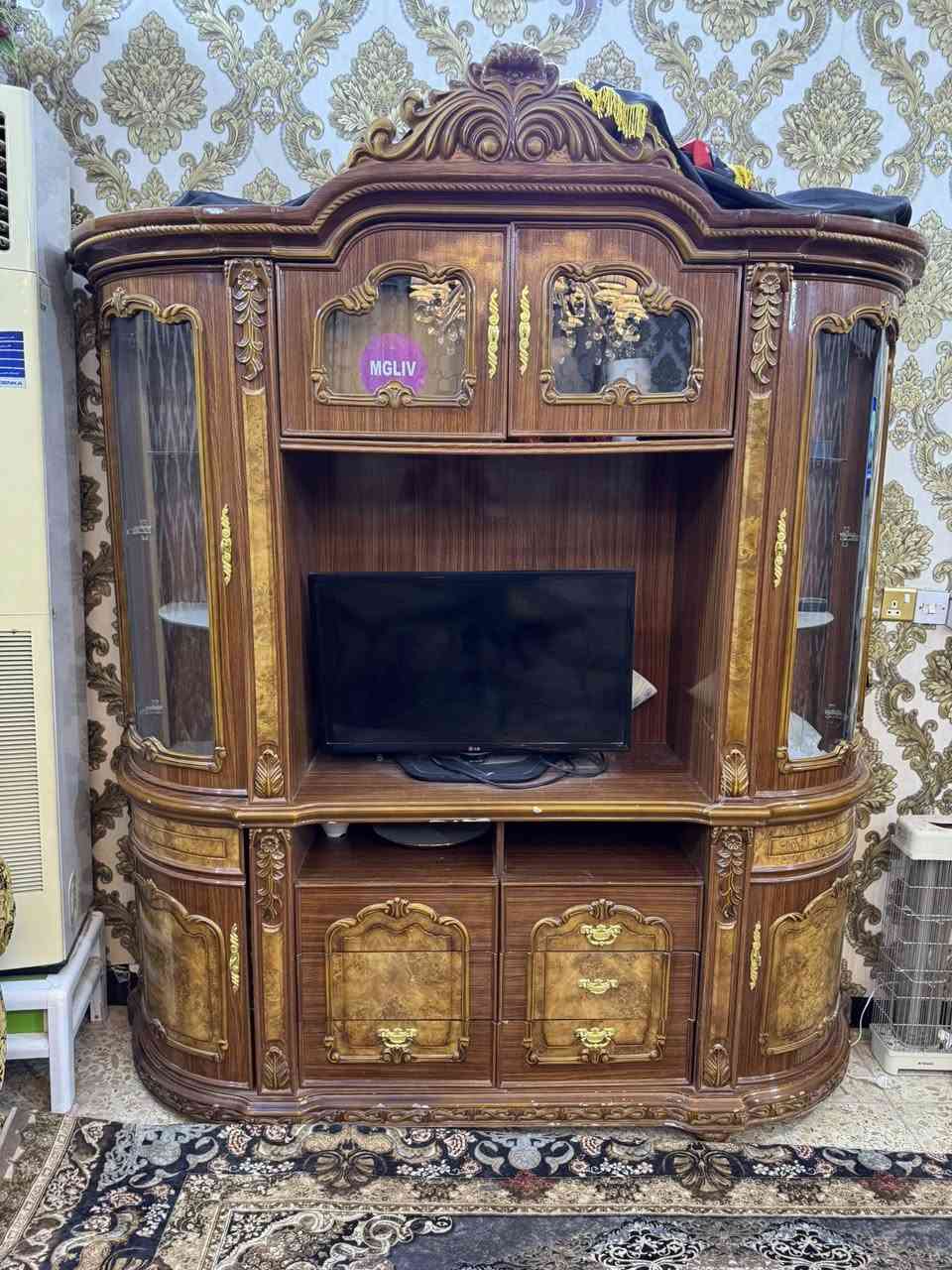 للبيع بوفيه تركي نظيفه اخت الجديده سعرها 250 وبيها مجال للتواصل خاص او واتساب ***********
