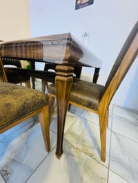 أعرض للبيع ميز طعام خشبي أنيق مع تفاصيل جميلة، يضم 6 كراسي مريحة. التص...