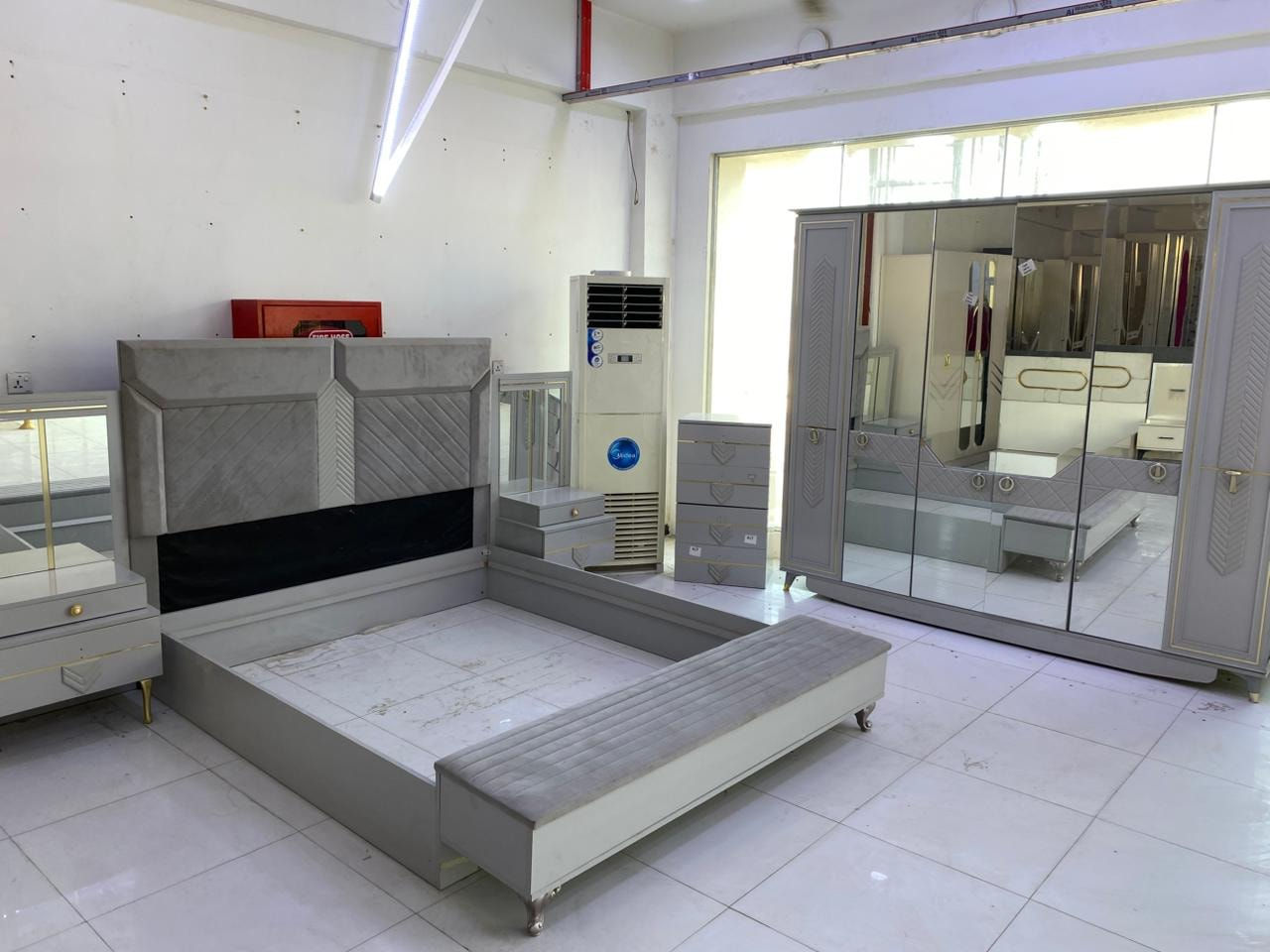 غرفه نوم تركي ٨ قطعه جديد مامستخدمه بسعر مناسب
٨٥٠ الف 
متوفره بالمعرض الذهبي للأثاث *********** ***********
